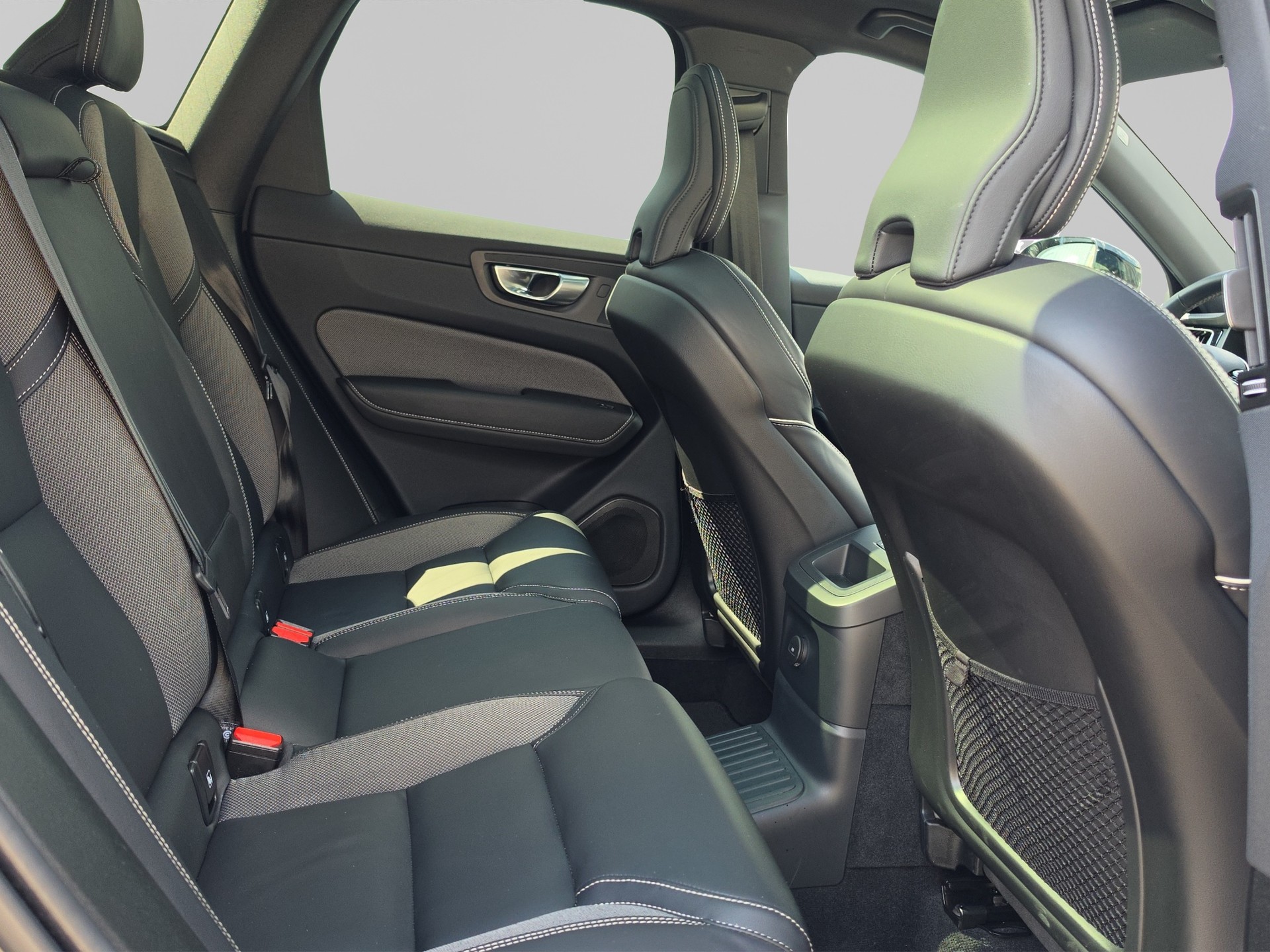 VOLVO XC60 2.0 T8 TE XCENTRIC Black Edition eAWD-image-13