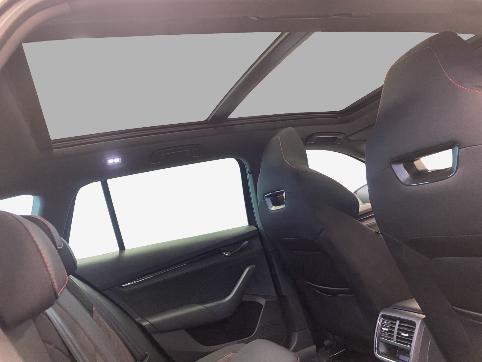 SKODA Octavia Combi 2.0 TSI DSG RS-image-13