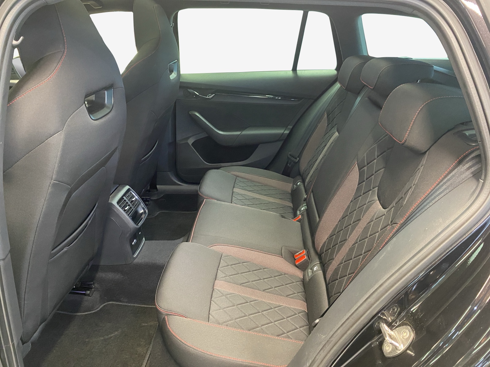 SKODA Octavia Combi 2.0 TSI DSG RS-image-11