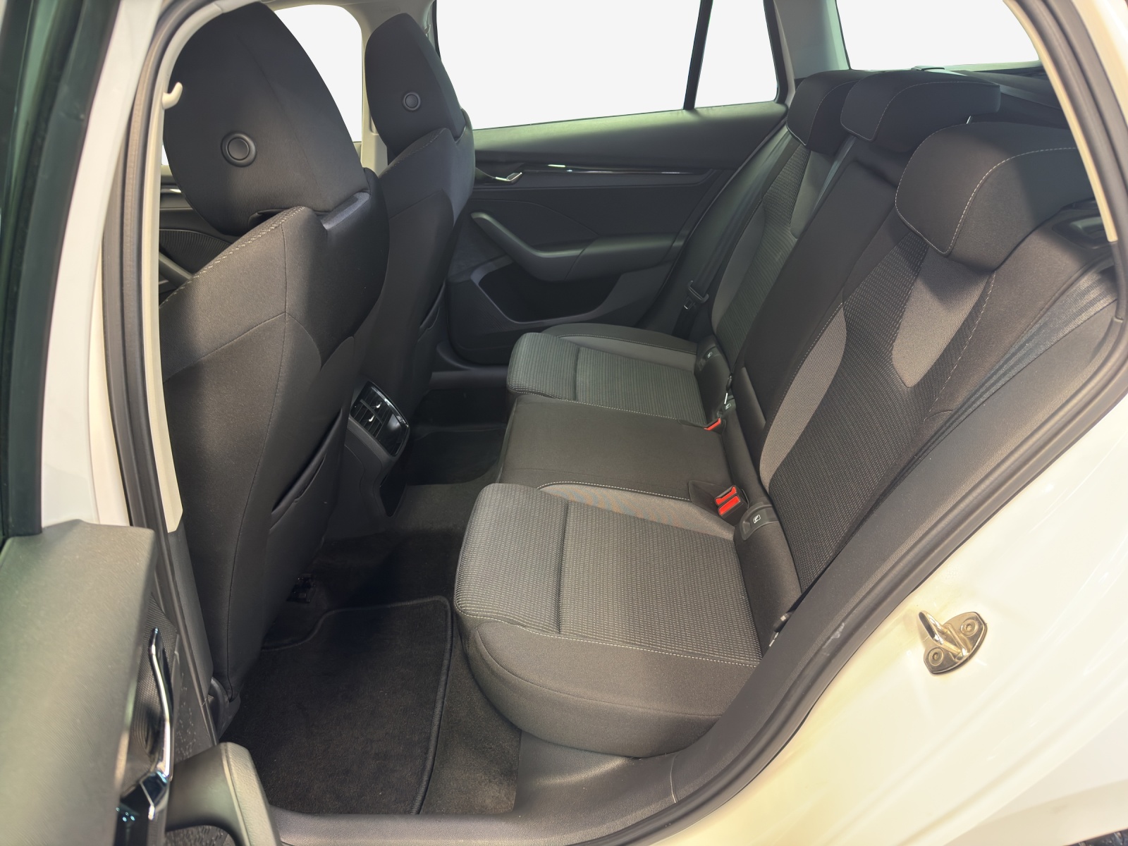 SKODA Octavia Combi 2.0 TDI DSG Ambition-image-11