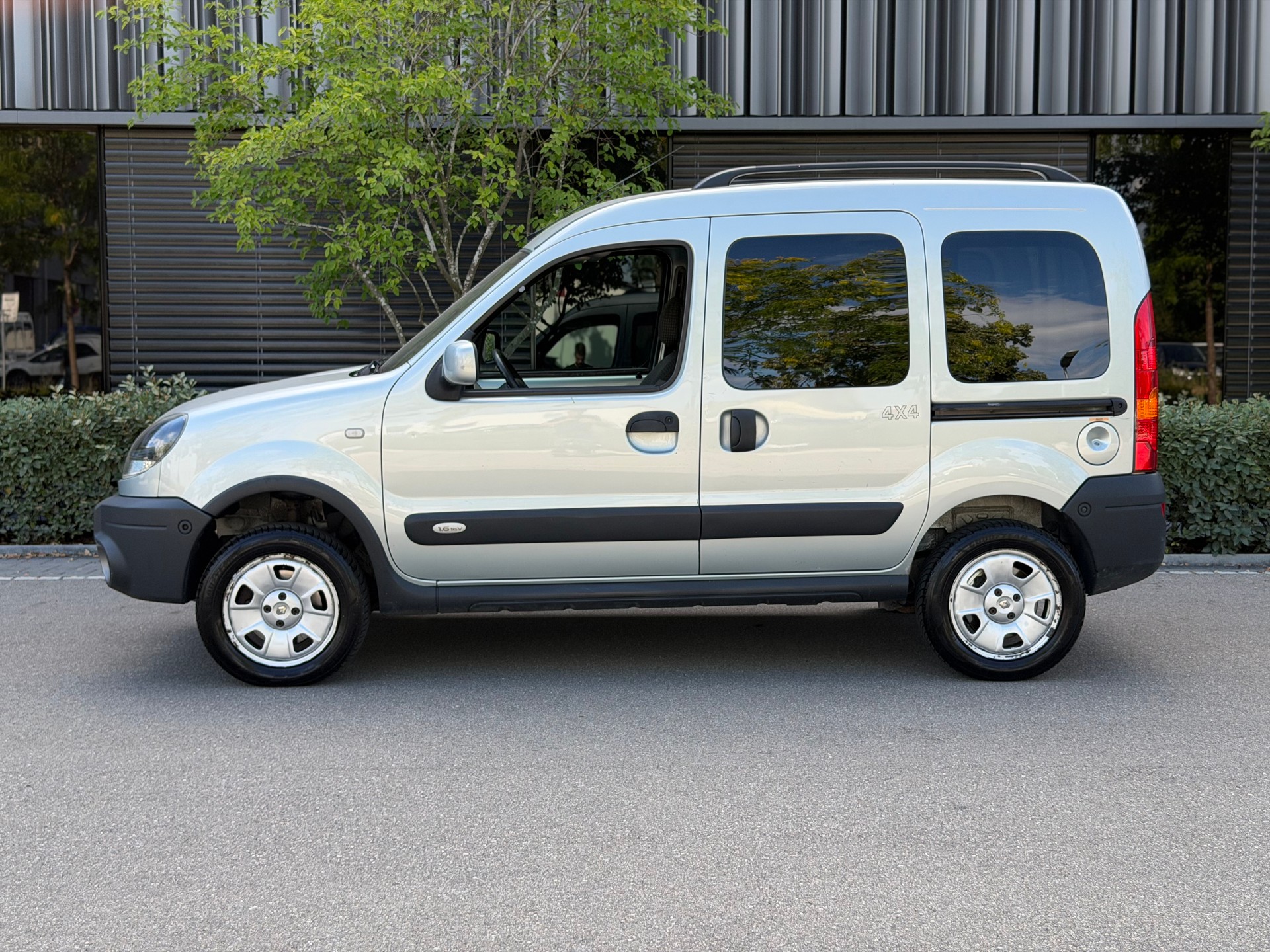 RENAULT Kangoo 1.6 16V Privilège 4x4-image-2