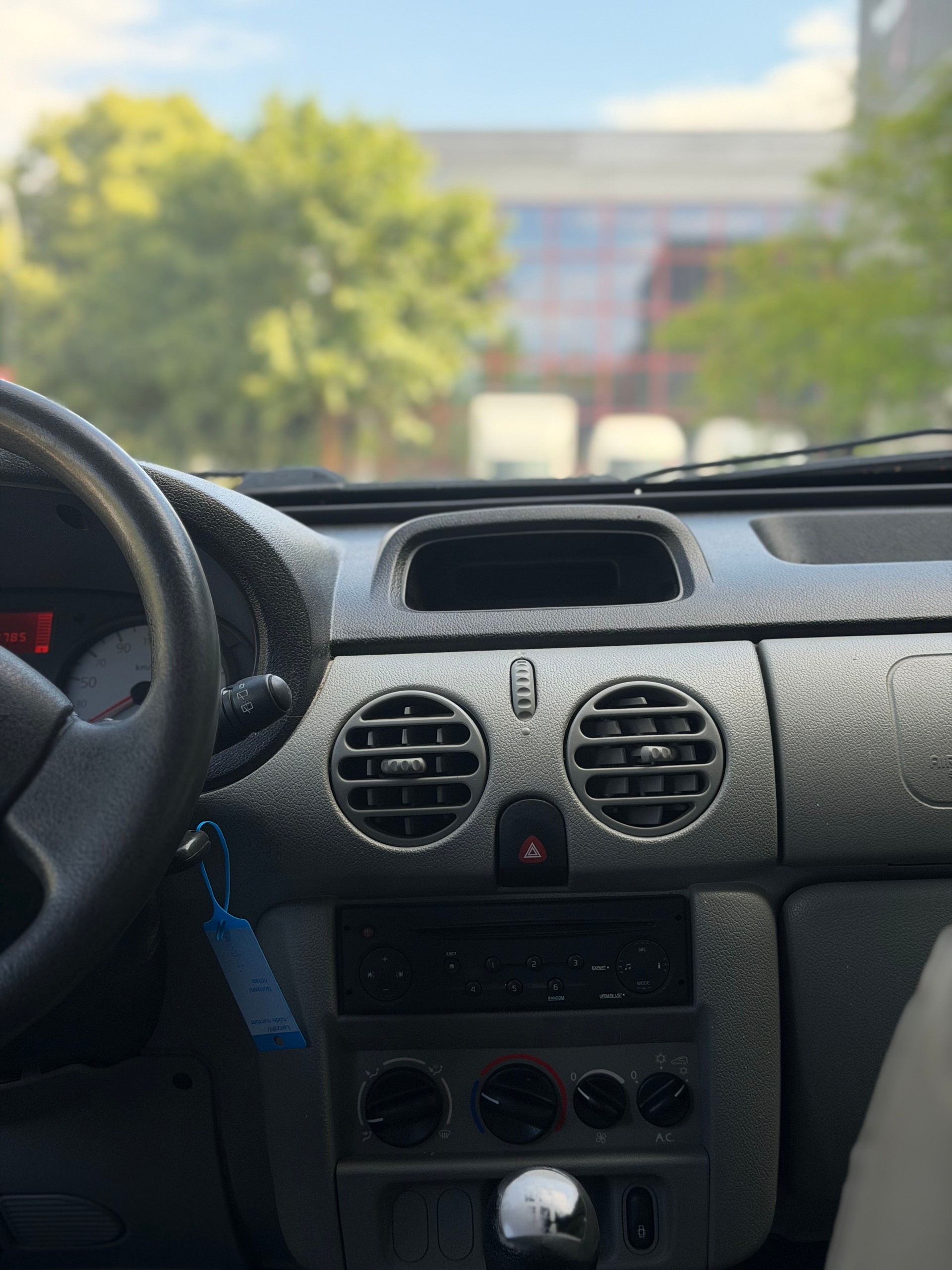 RENAULT Kangoo 1.6 16V Privilège 4x4-image-8