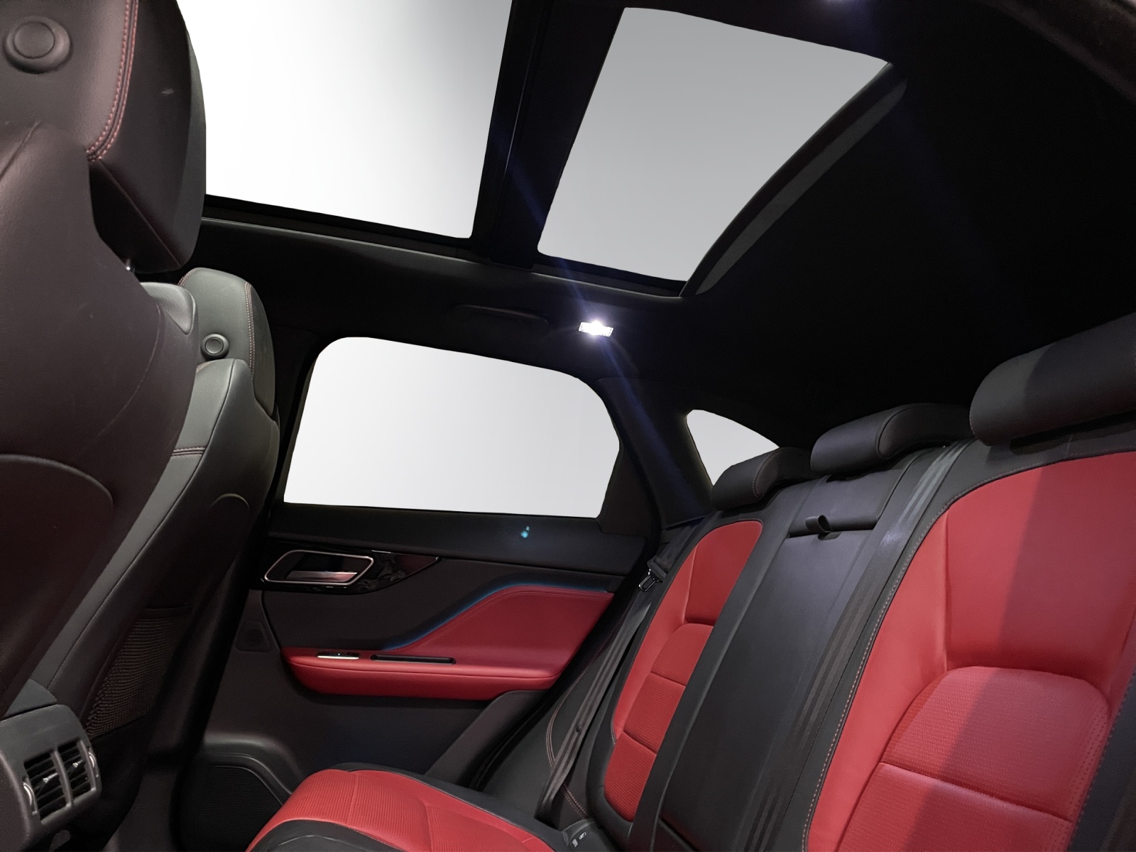 JAGUAR F-Pace 2.0d R-Sport AWD Automatik-image-10