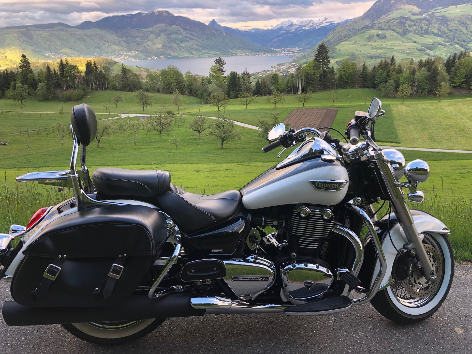 TRIUMPH 1700 LT ABS-image-2