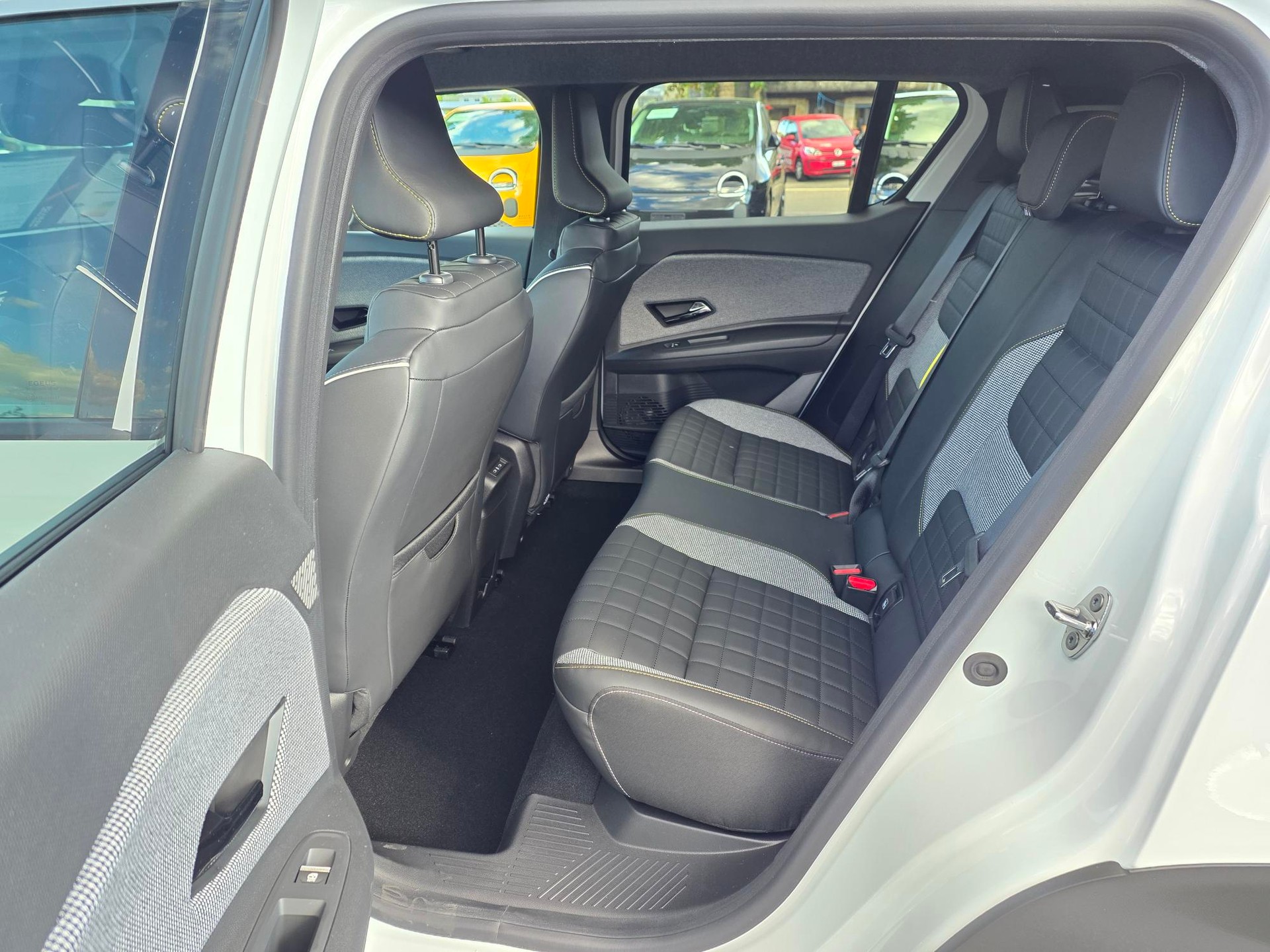 RENAULT R4 E-Tech Comfort Range iconic-image-5