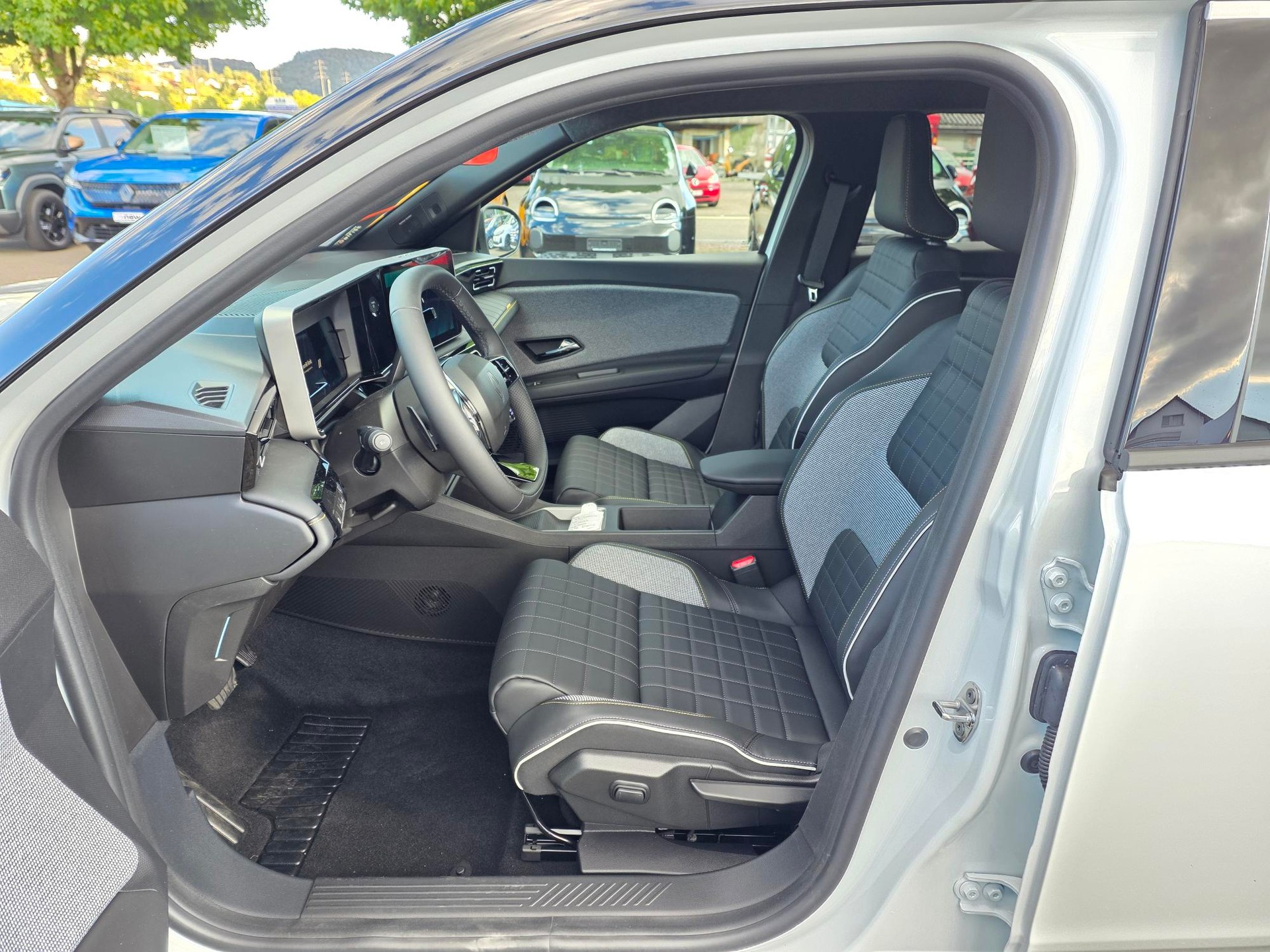 RENAULT R4 E-Tech Comfort Range iconic-image-4