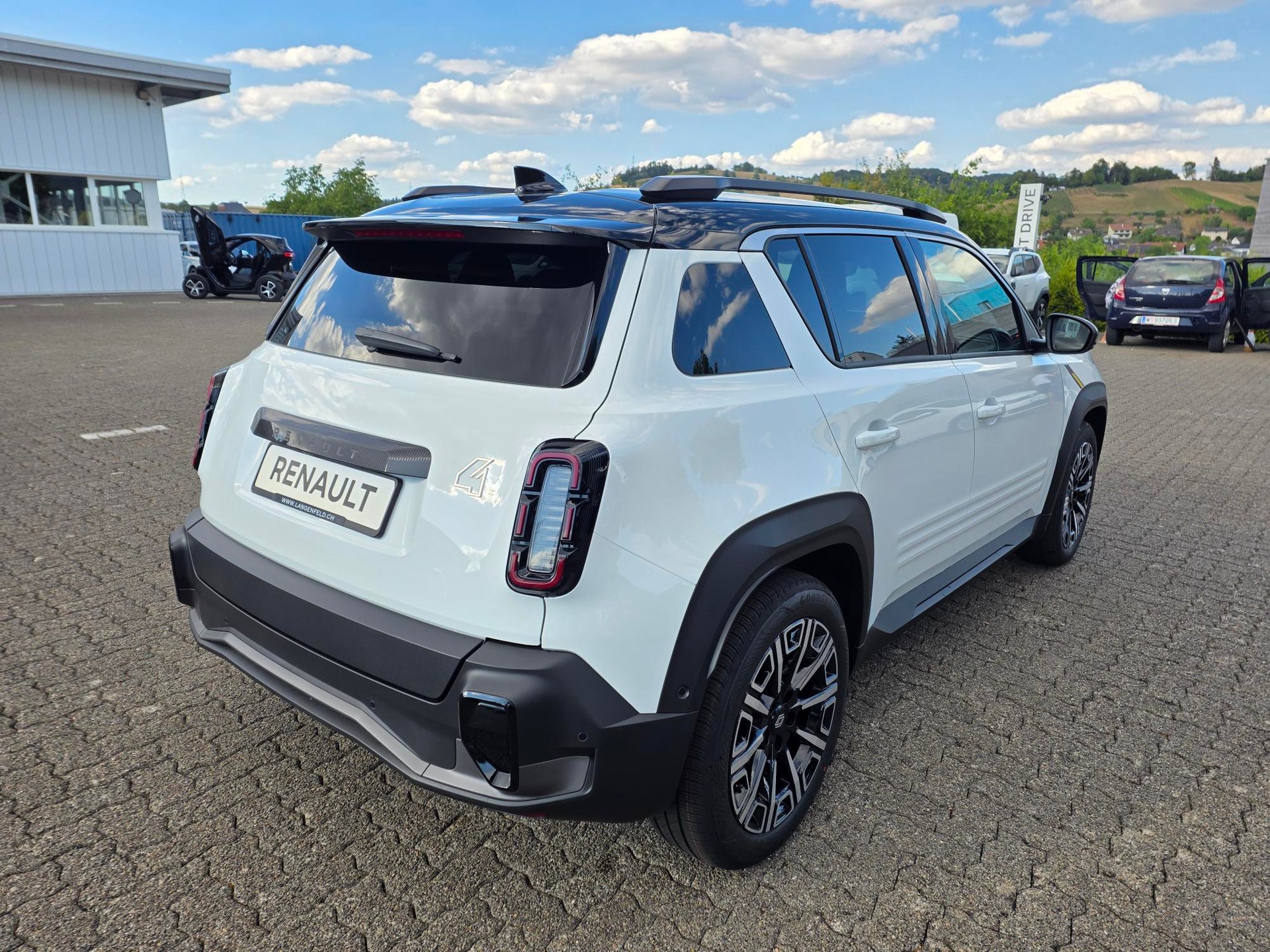 RENAULT R4 E-Tech Comfort Range iconic-image-2