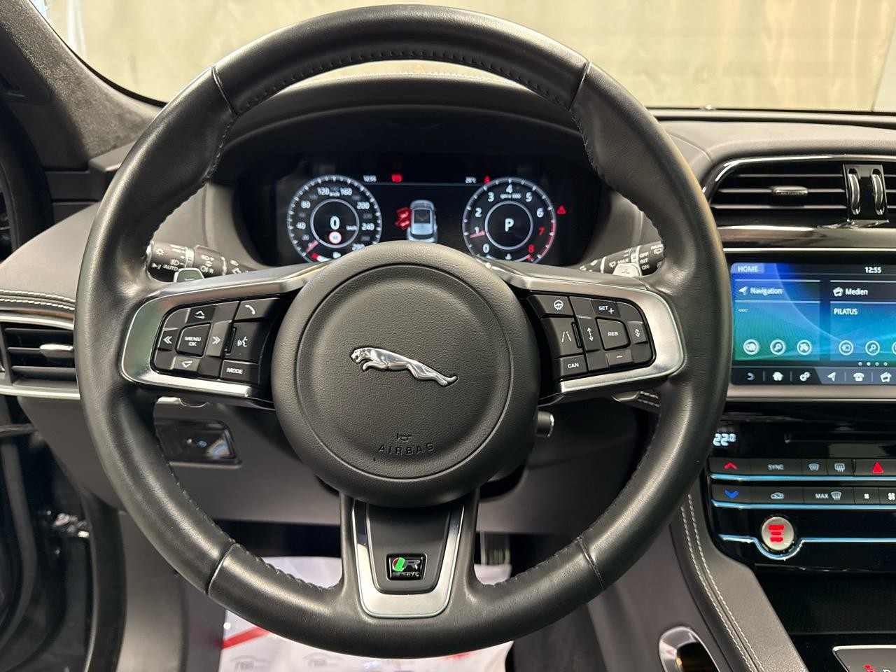 JAGUAR F-Pace 25t 2.0 R-Sport AWD Automatik-image-5