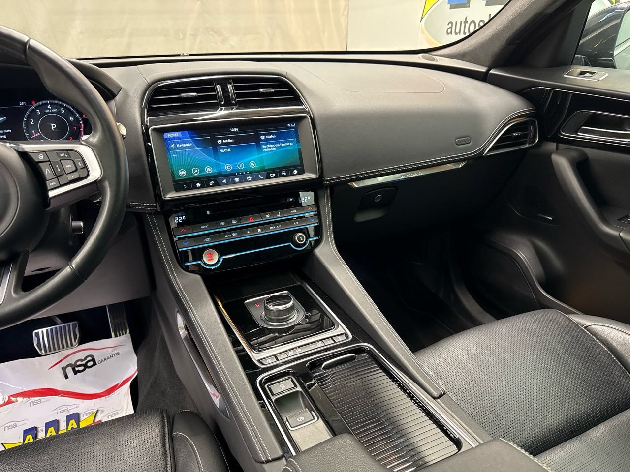 JAGUAR F-Pace 25t 2.0 R-Sport AWD Automatik-image-4