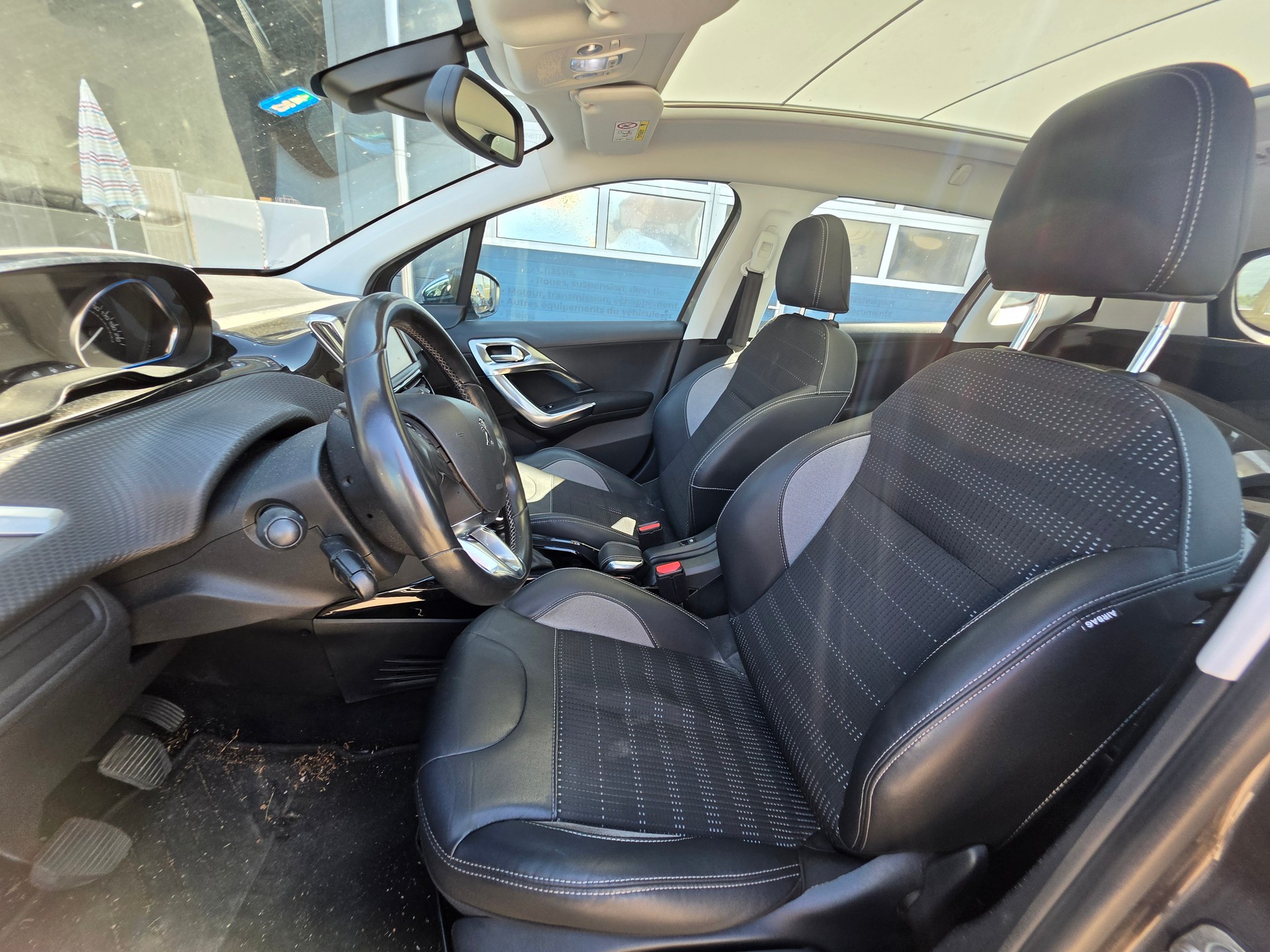 PEUGEOT 2008 1.2 PureTech Féline-image-8