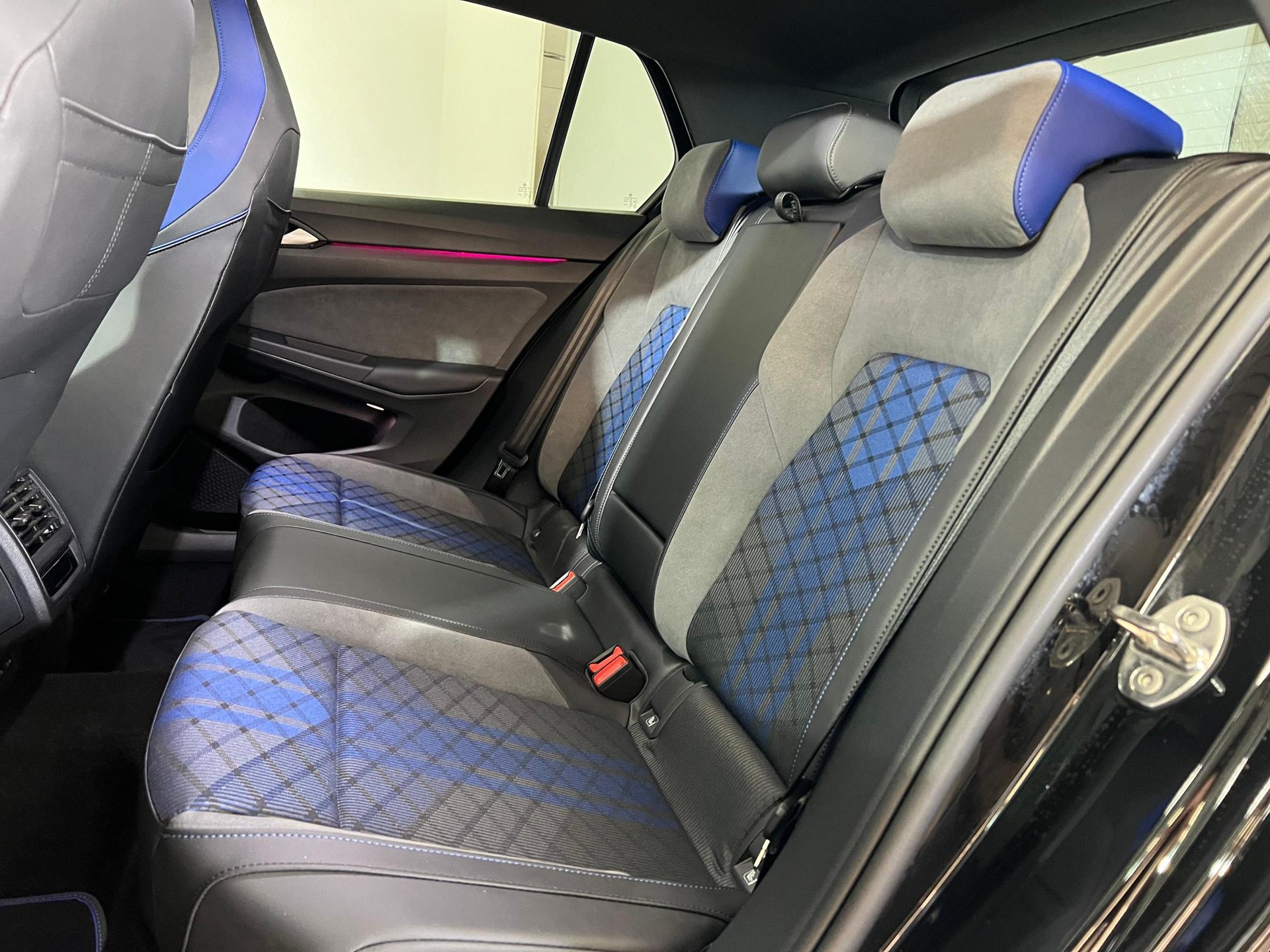 VW Golf 2.0 TSI R Black Edition DSG 4 Motion-image-9