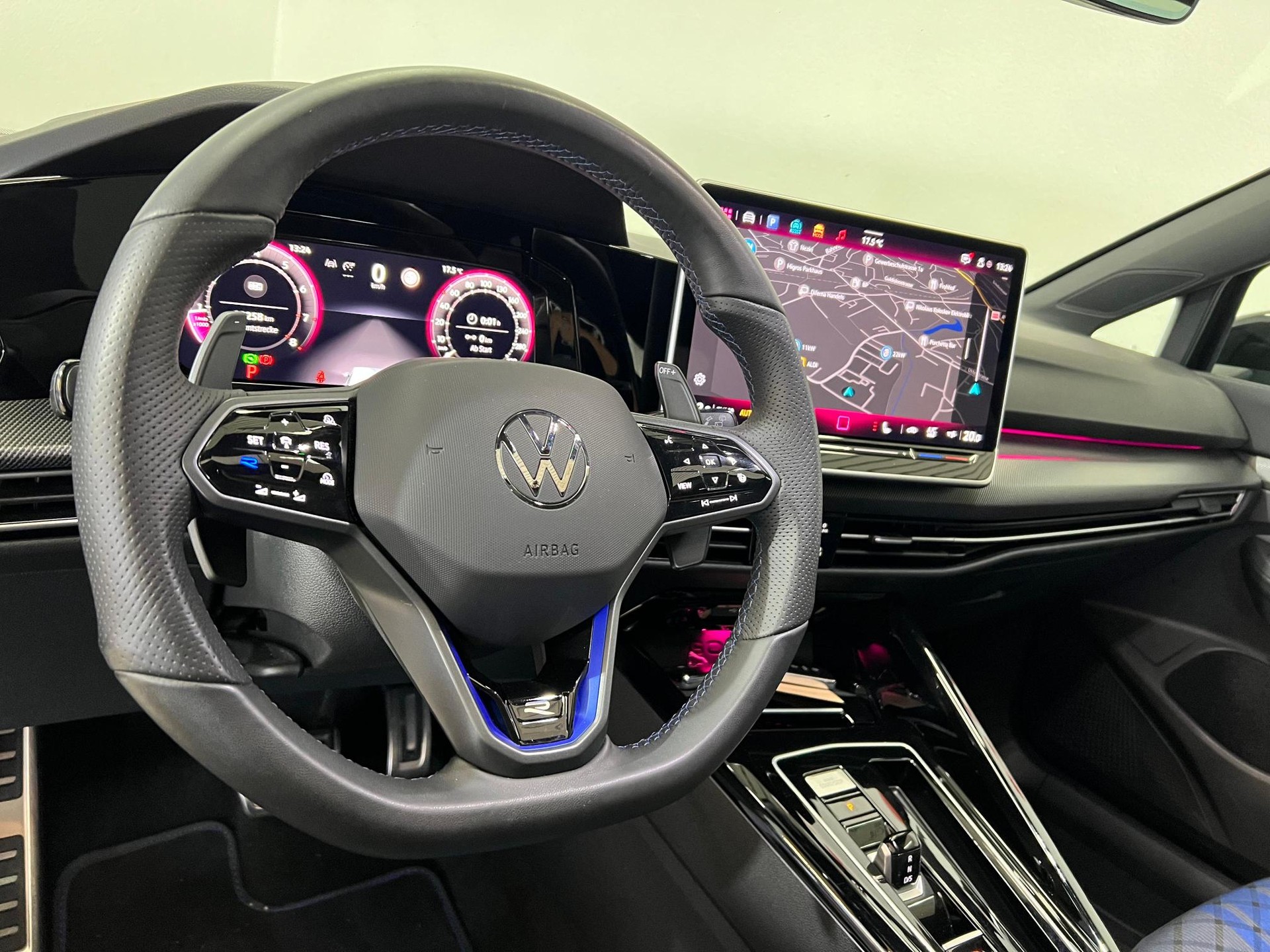 VW Golf 2.0 TSI R Black Edition DSG 4 Motion-image-5
