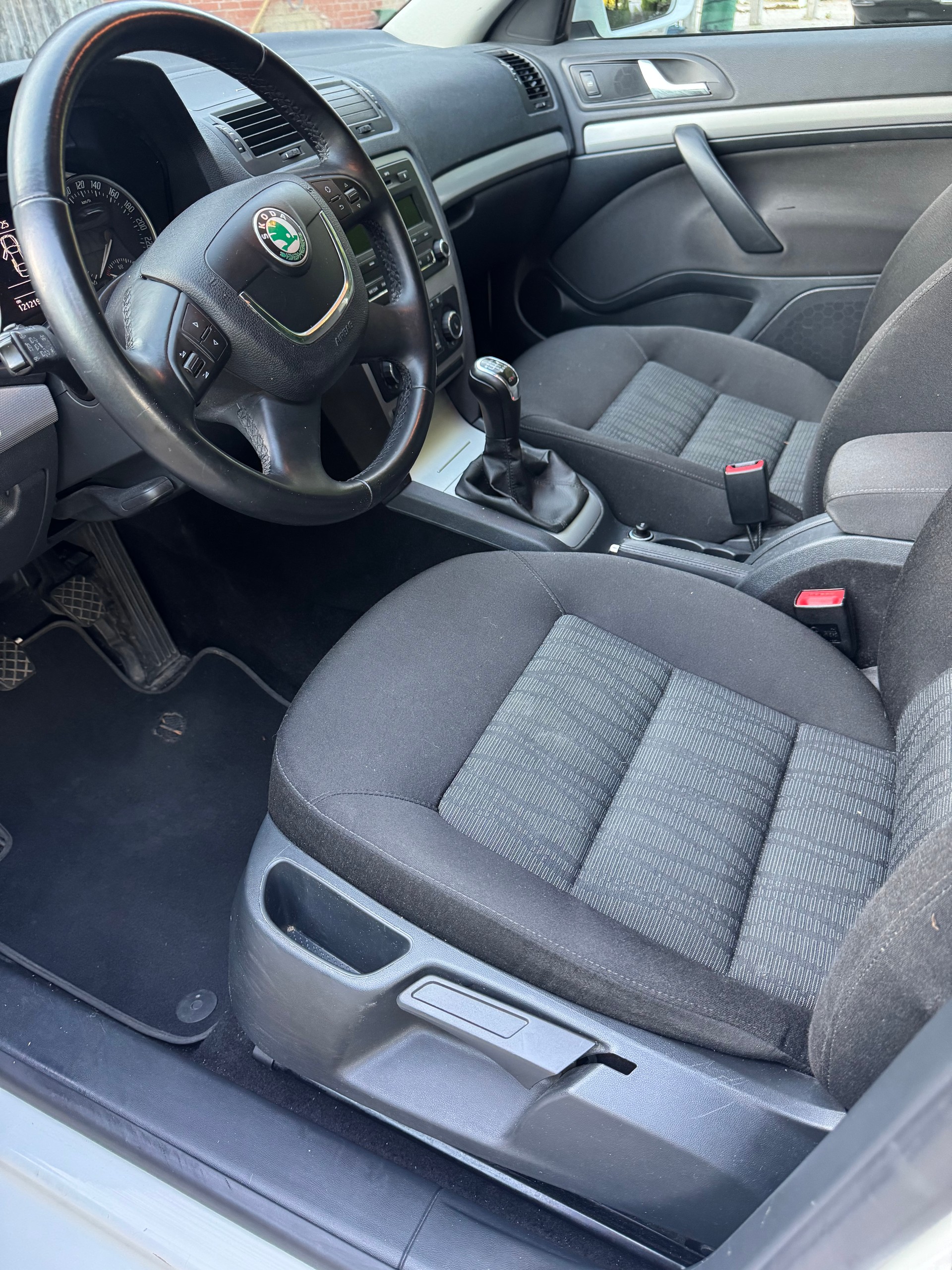 SKODA Octavia Combi 1.8 TSI Ambition 4x4-image-8