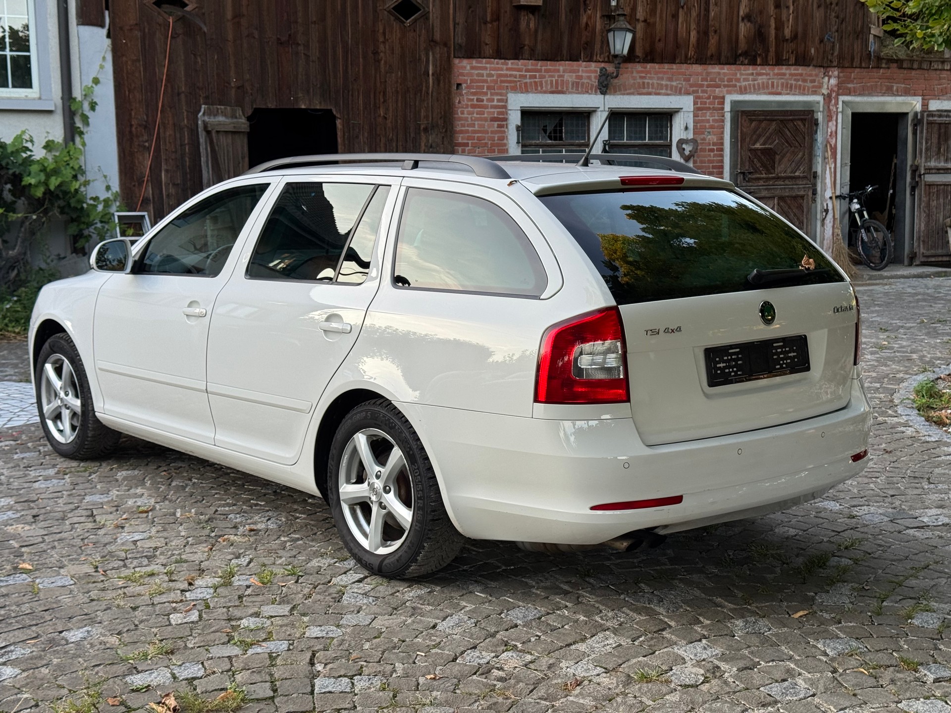 SKODA Octavia Combi 1.8 TSI Ambition 4x4-image-6