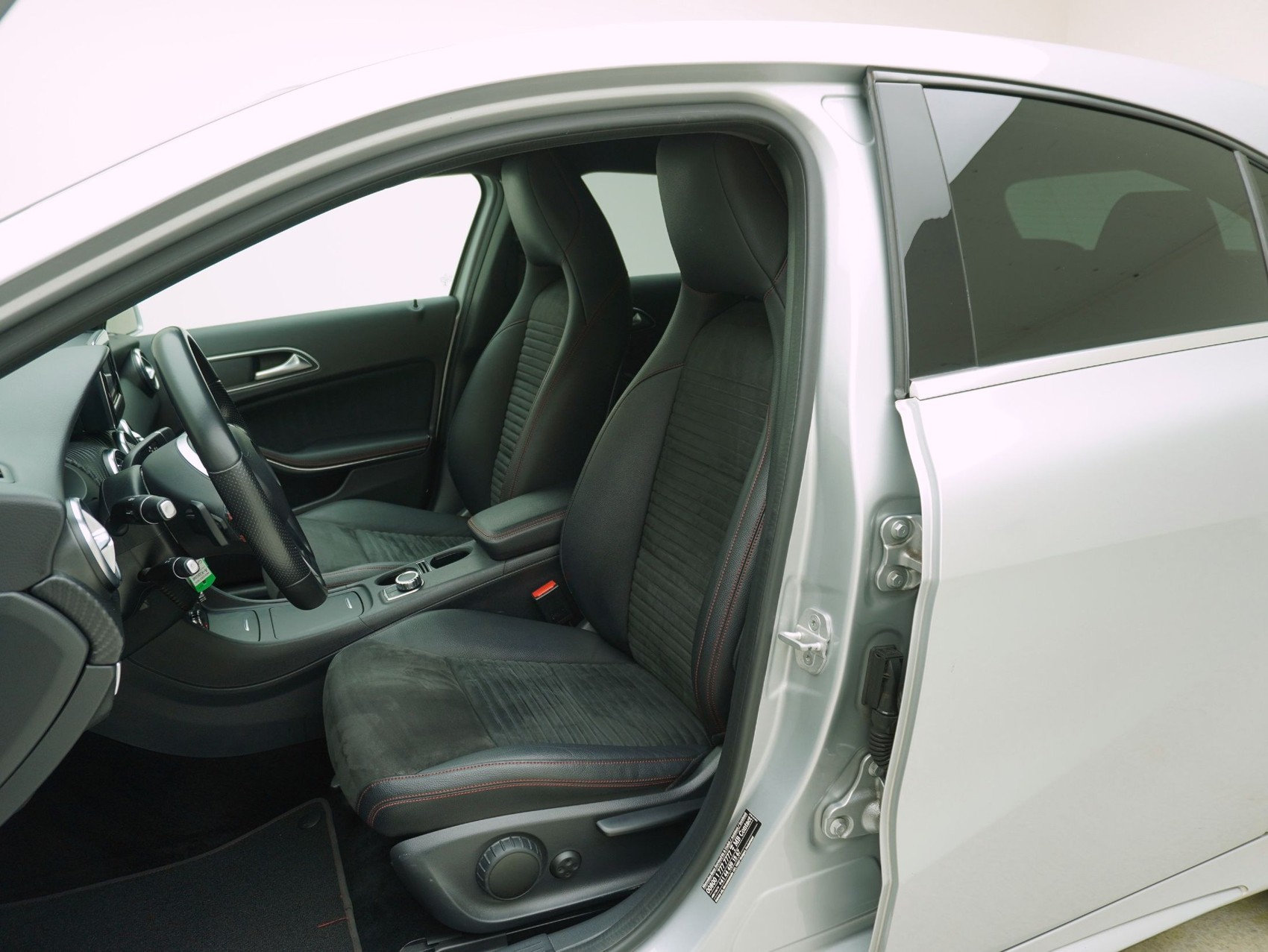 MERCEDES-BENZ A-Klasse A 220 CDI AMG Line 4matic-image-8