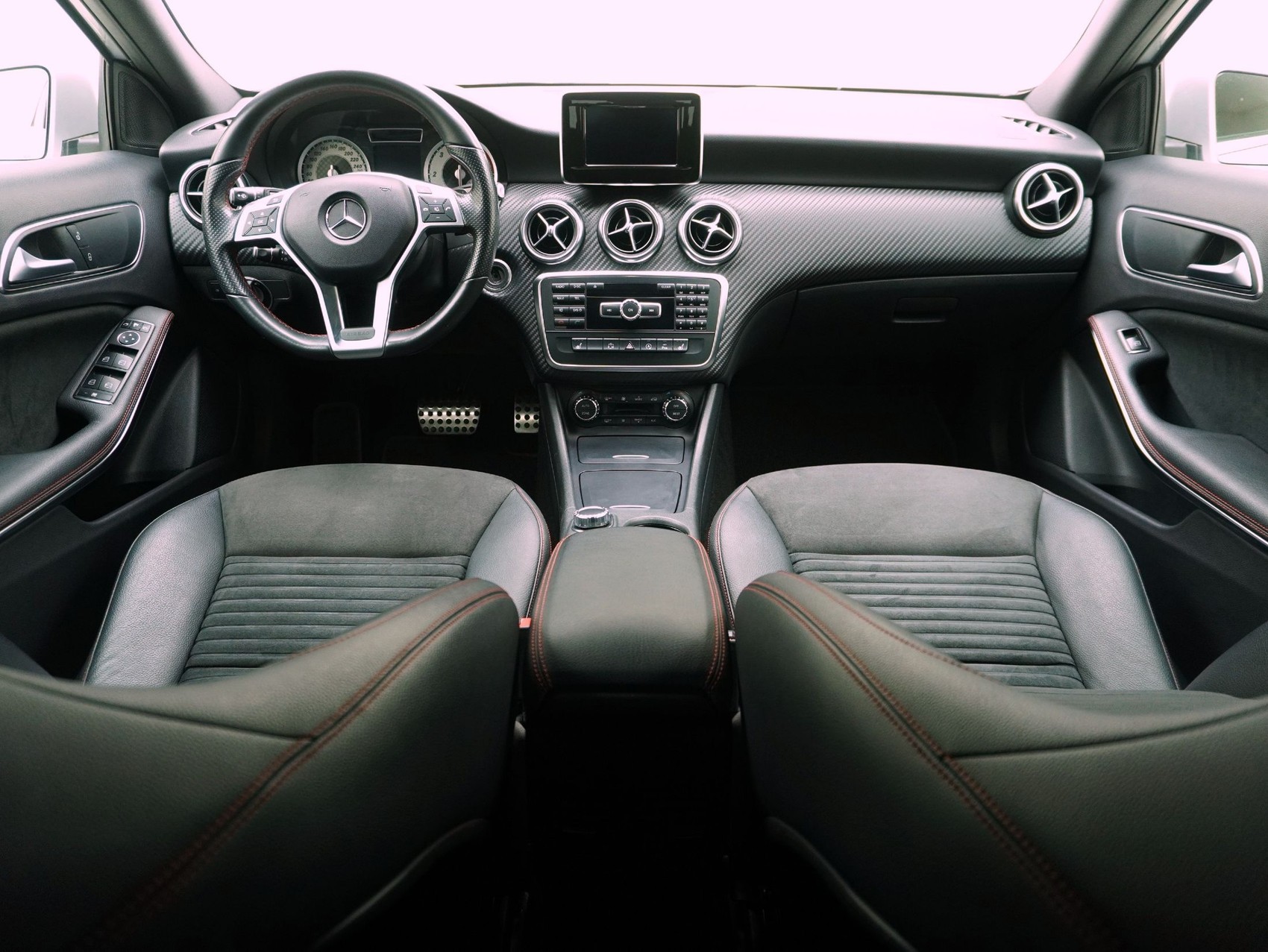 MERCEDES-BENZ A-Klasse A 220 CDI AMG Line 4matic-image-12