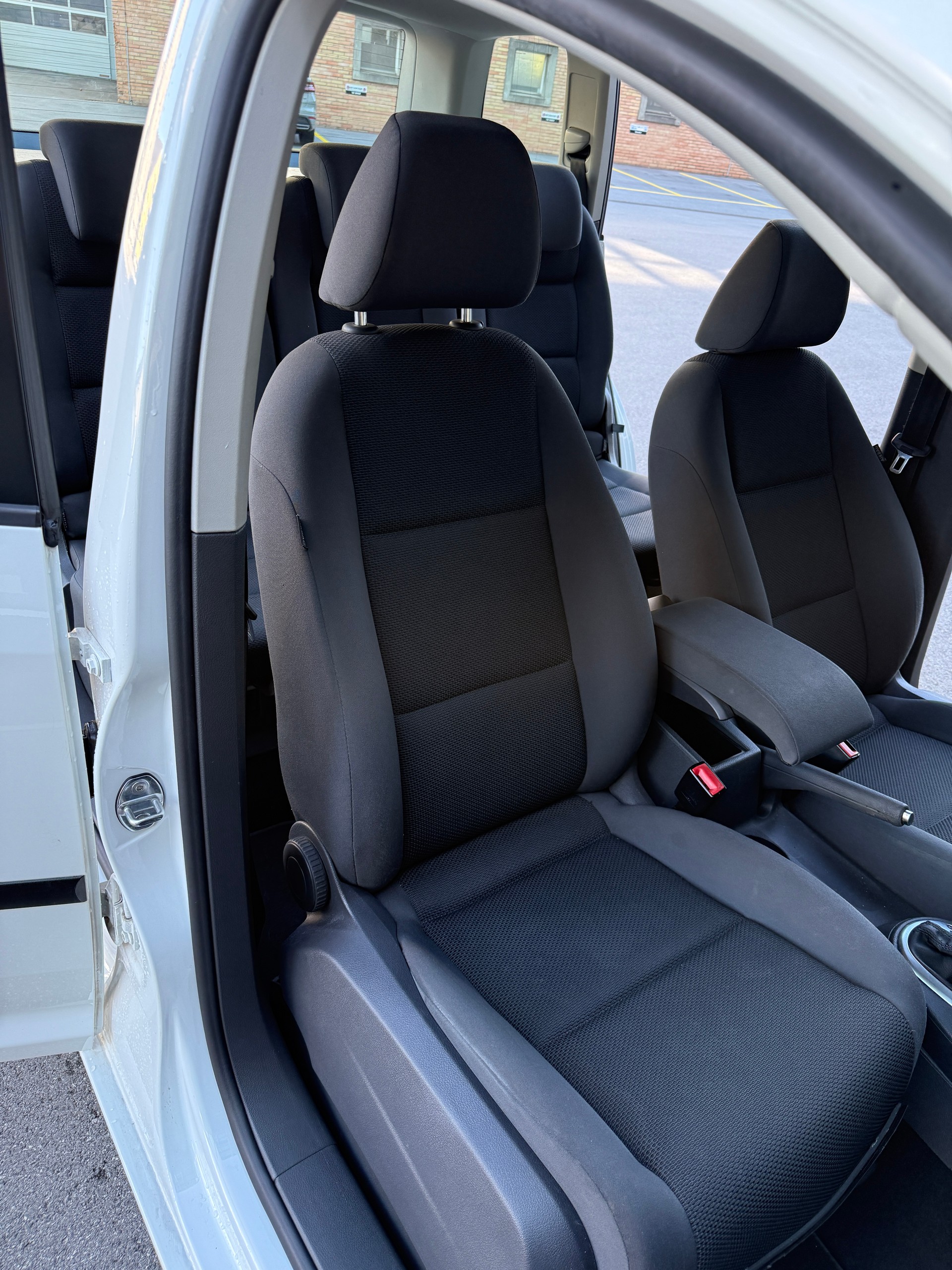 VW Touran 1.6 TDI BMT Comfortline DSG-image-11