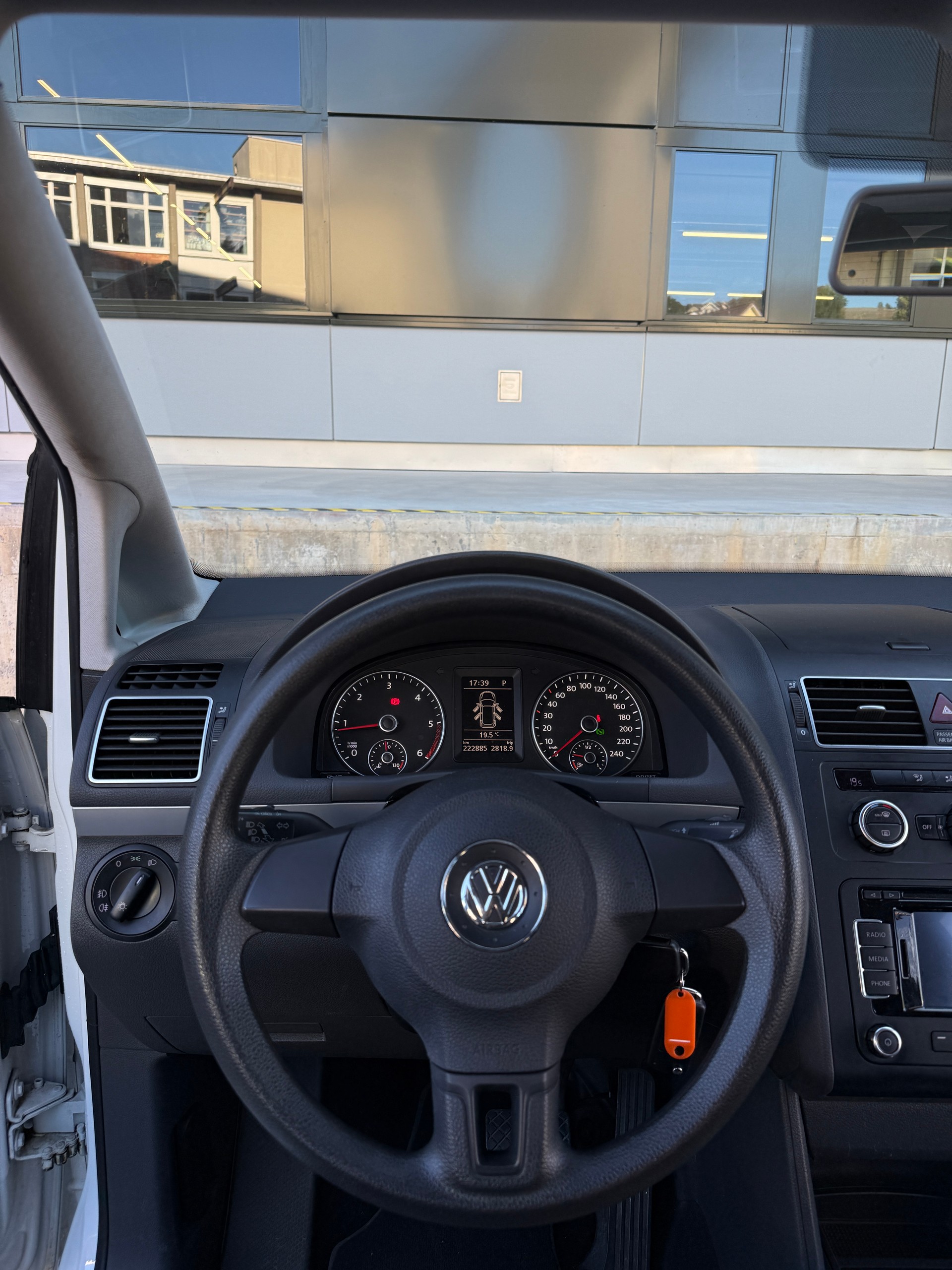 VW Touran 1.6 TDI BMT Comfortline DSG-image-9