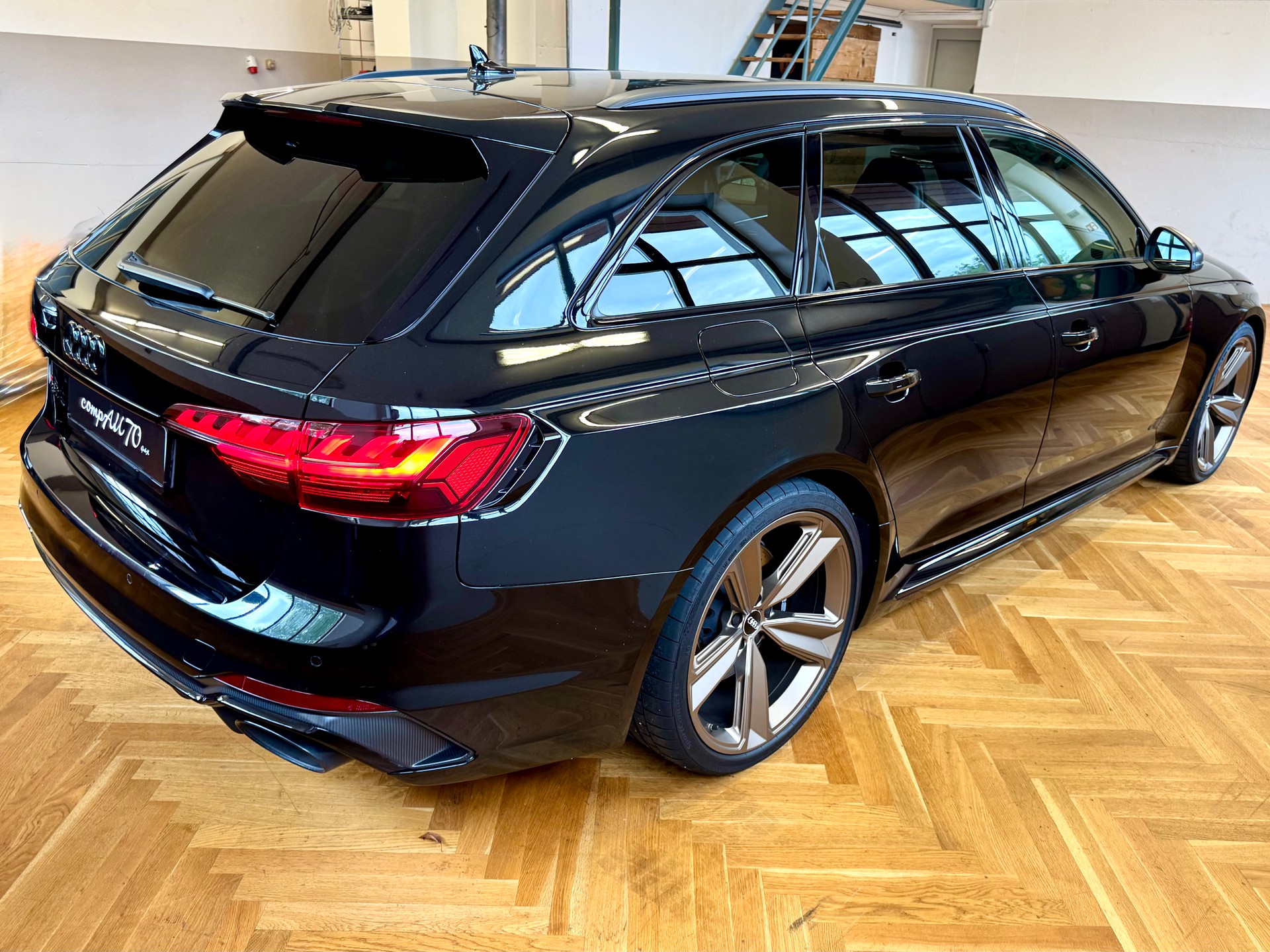 AUDI RS4 Avant quattro tiptronic-image-8
