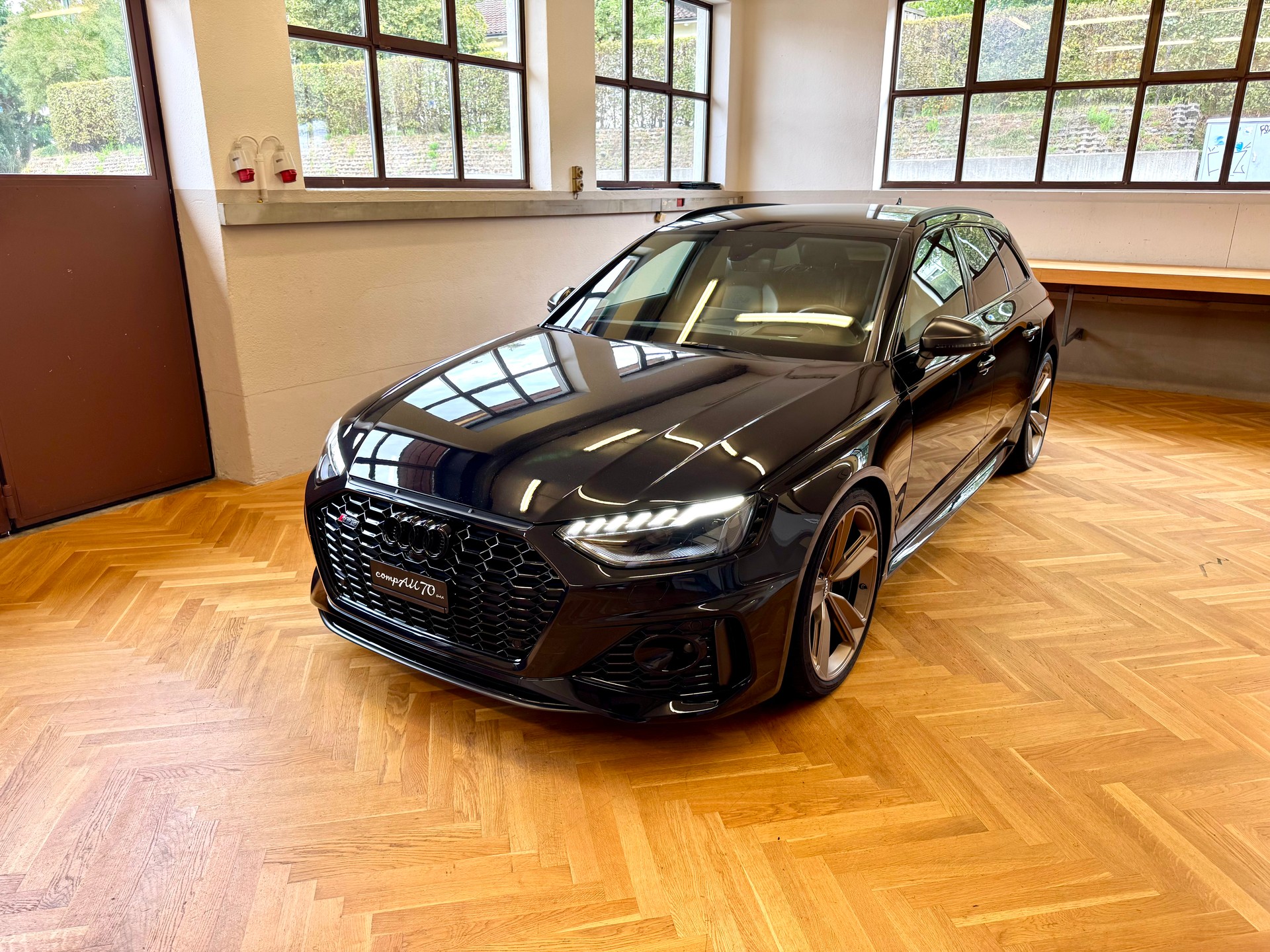 AUDI RS4 Avant quattro tiptronic-image-0