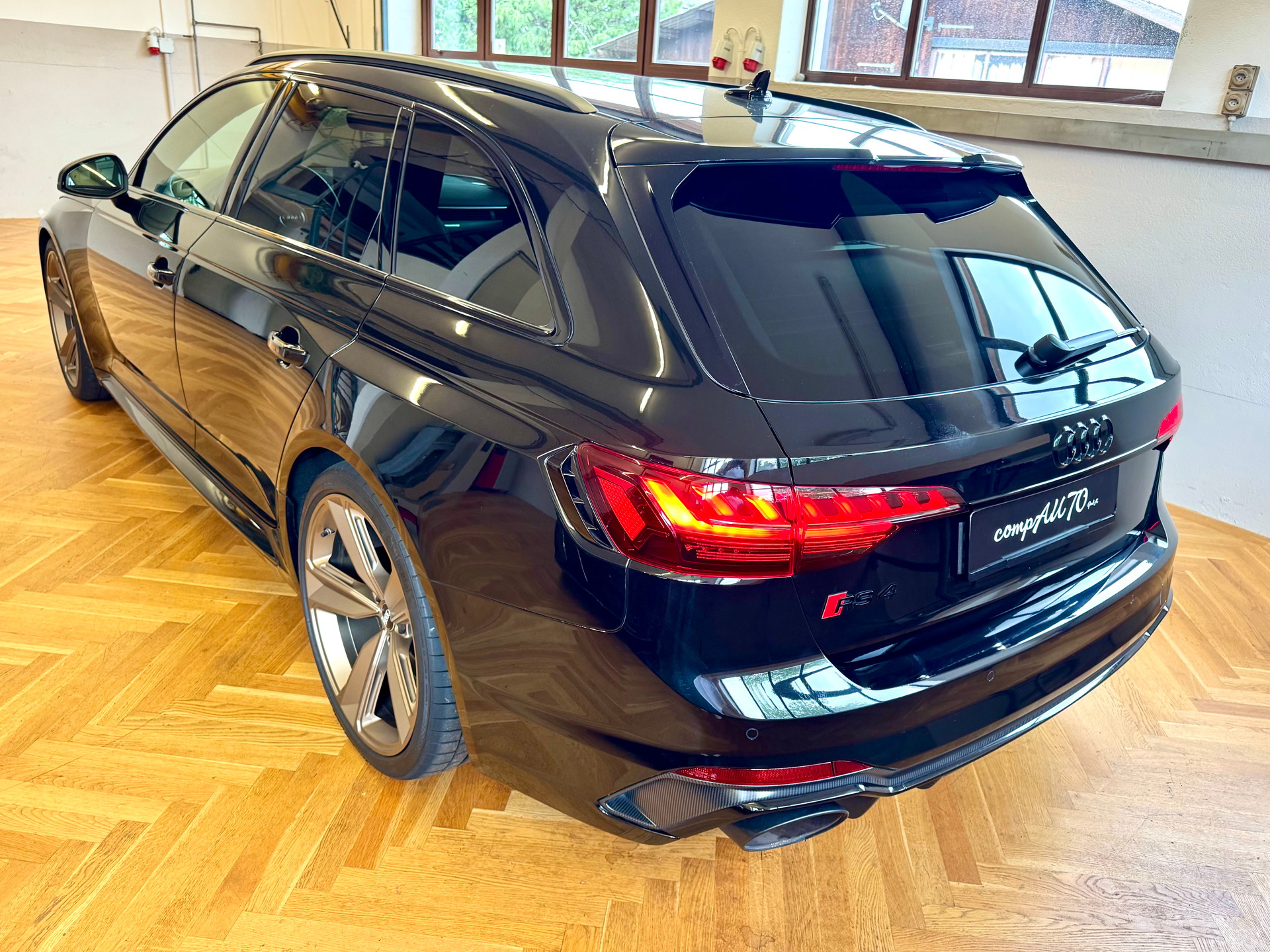 AUDI RS4 Avant quattro tiptronic-image-6