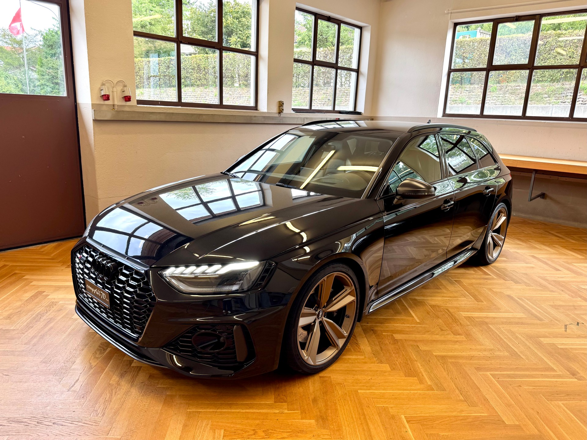 AUDI RS4 Avant quattro tiptronic-image-1