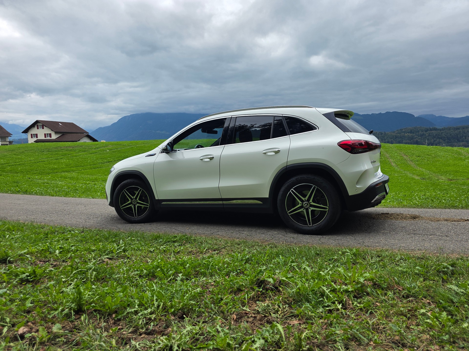 MERCEDES-BENZ EQA 300 AMG Line 4Matic-image-12