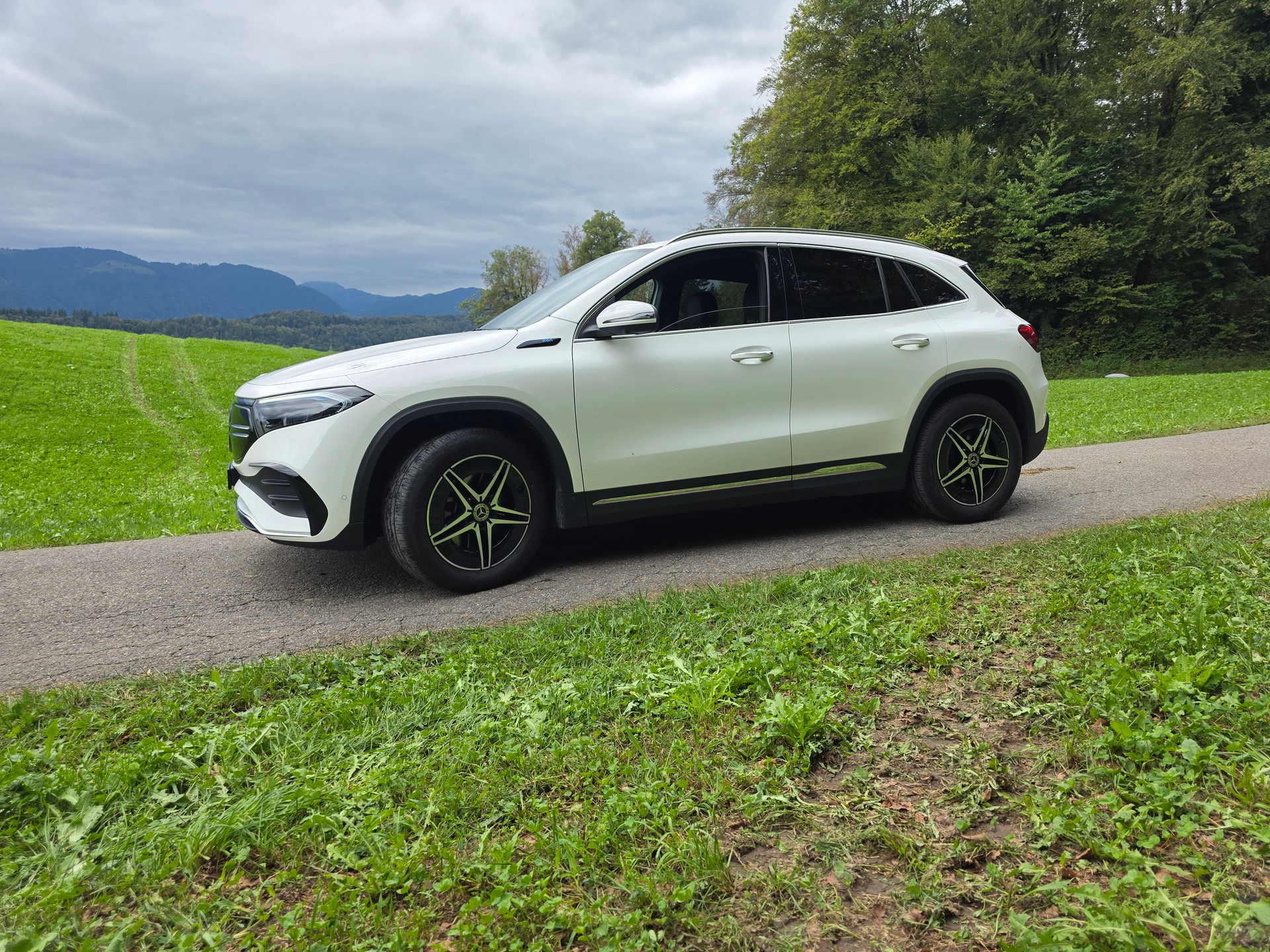MERCEDES-BENZ EQA 300 AMG Line 4Matic-image-9