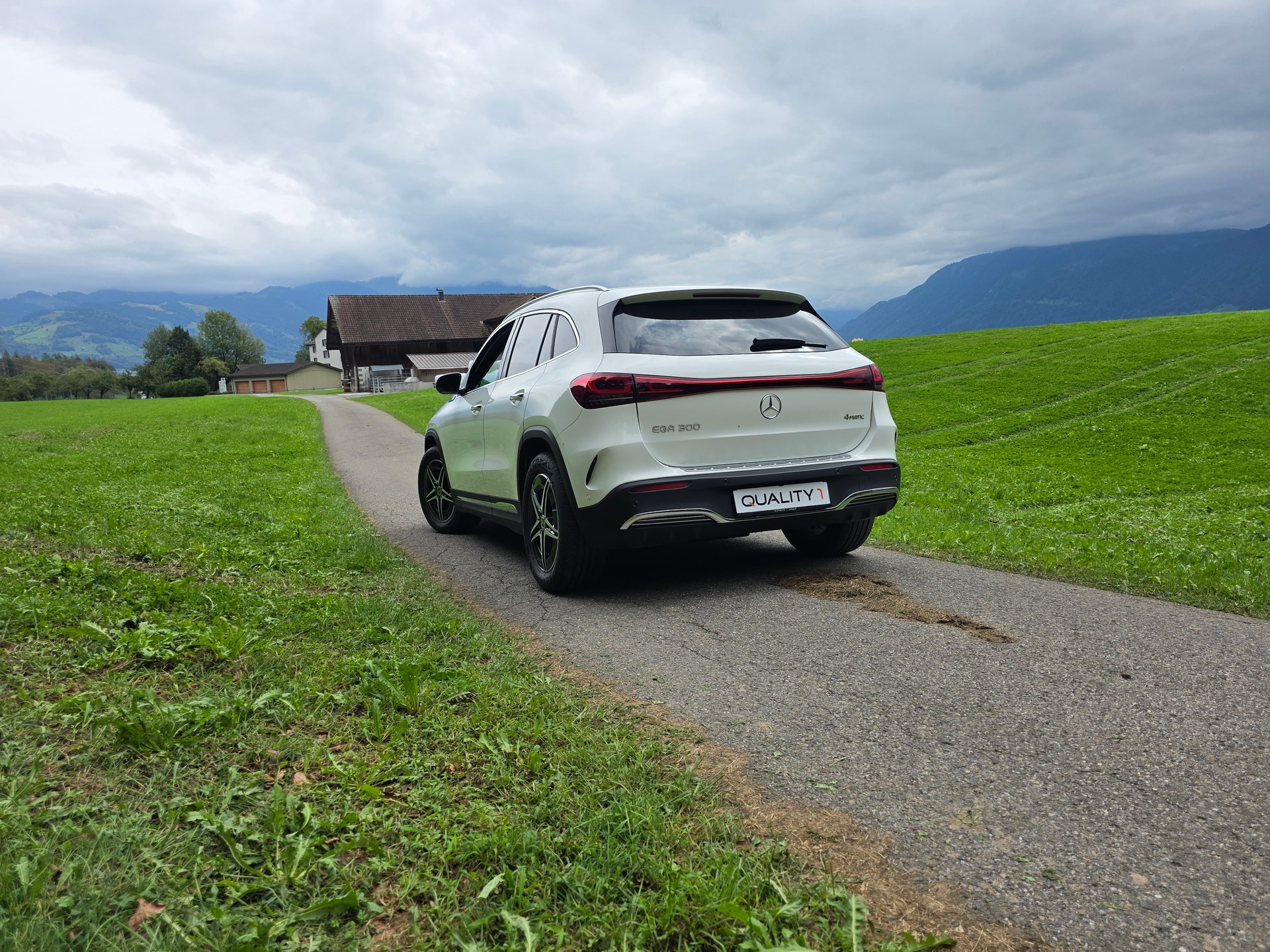 MERCEDES-BENZ EQA 300 AMG Line 4Matic-image-15