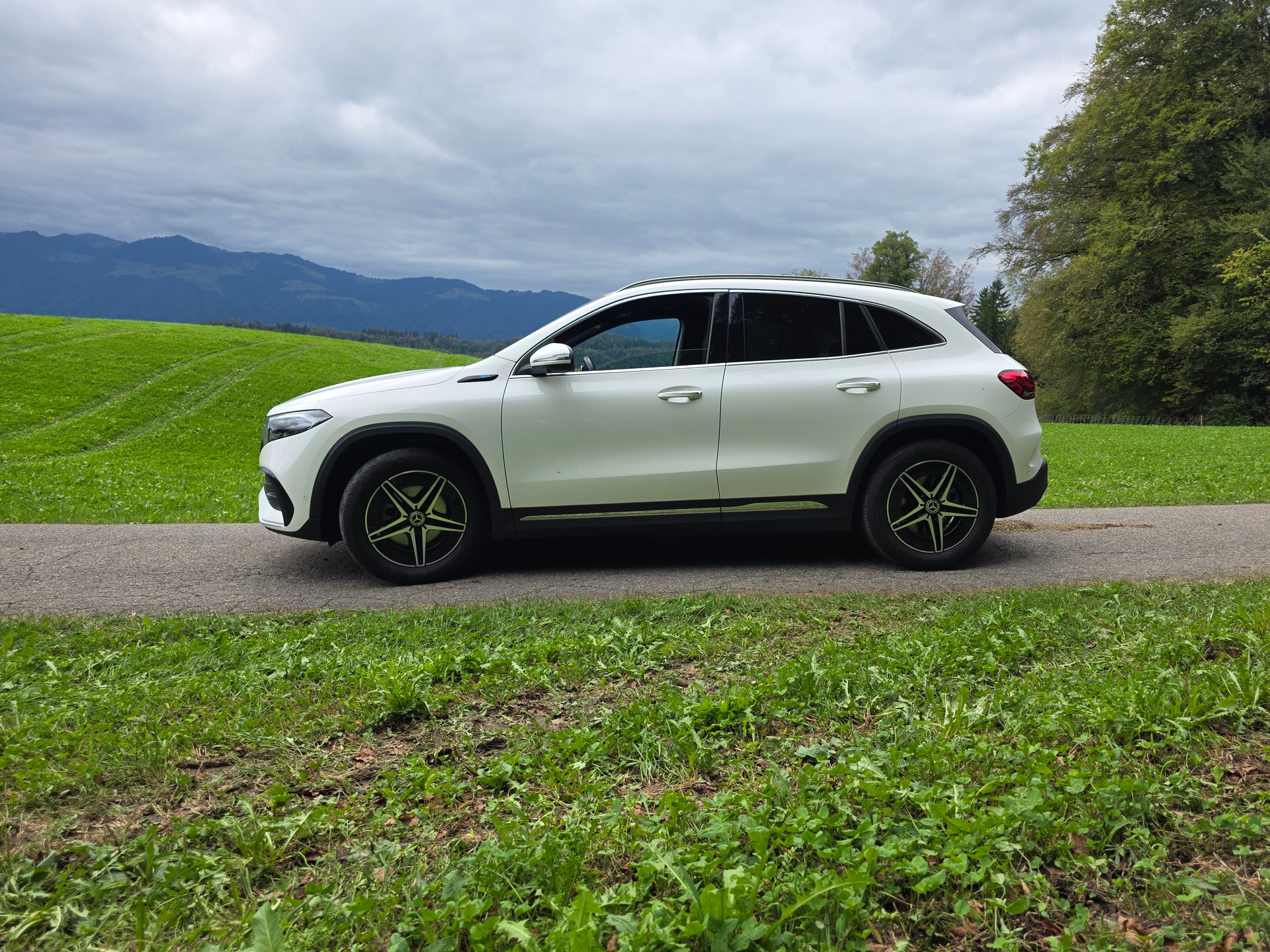 MERCEDES-BENZ EQA 300 AMG Line 4Matic-image-11