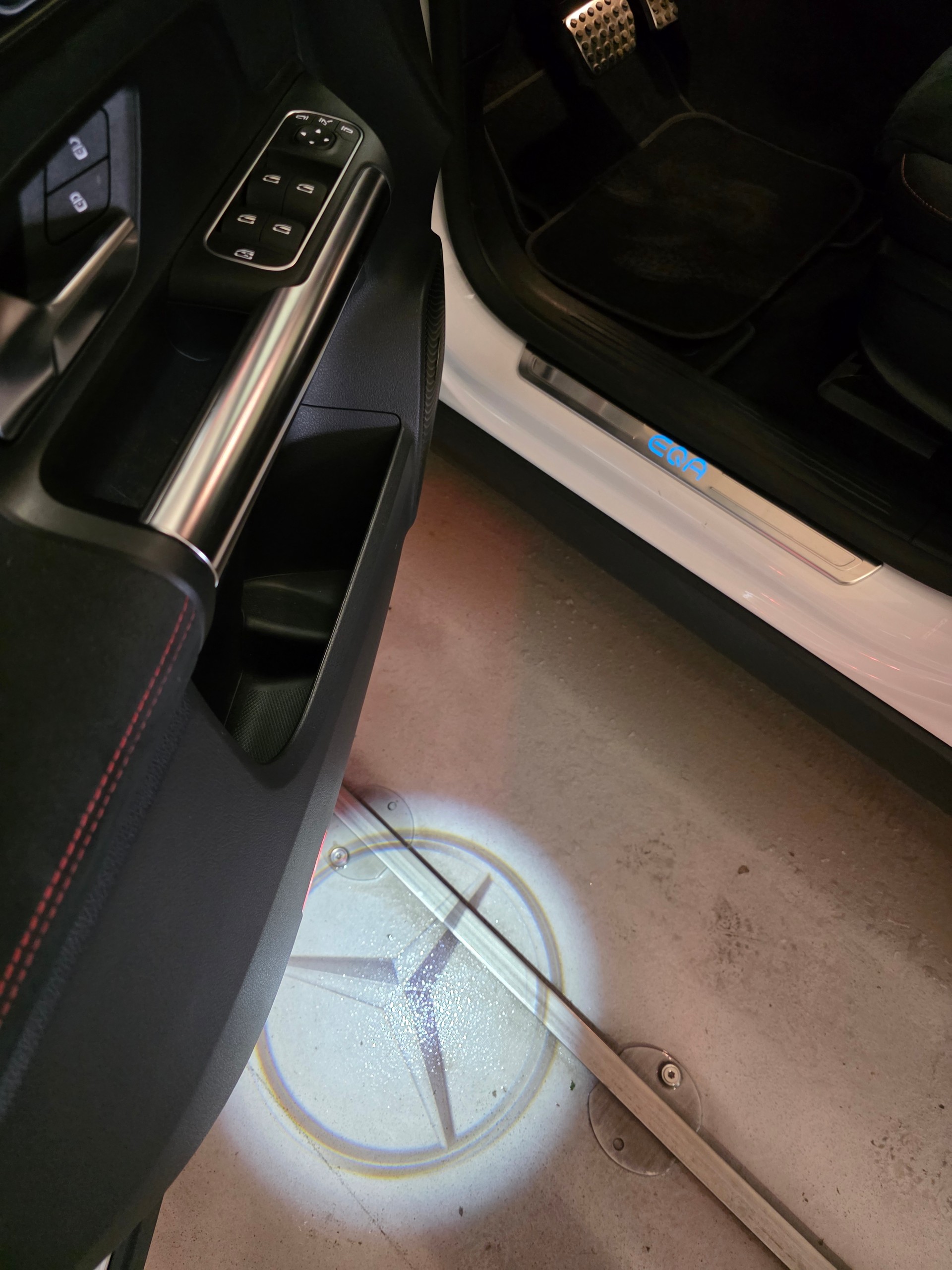 MERCEDES-BENZ EQA 300 AMG Line 4Matic-image-25
