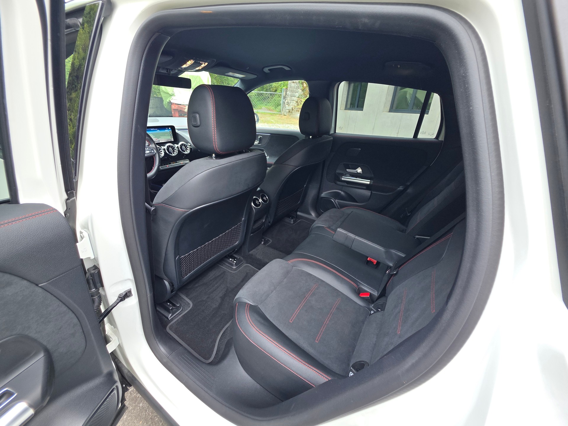 MERCEDES-BENZ EQA 300 AMG Line 4Matic-image-21