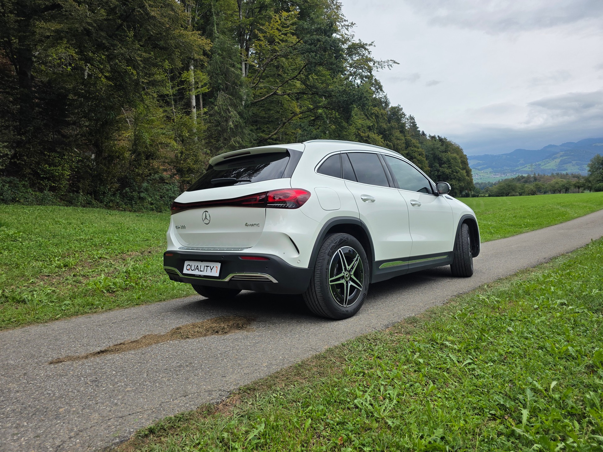 MERCEDES-BENZ EQA 300 AMG Line 4Matic-image-17