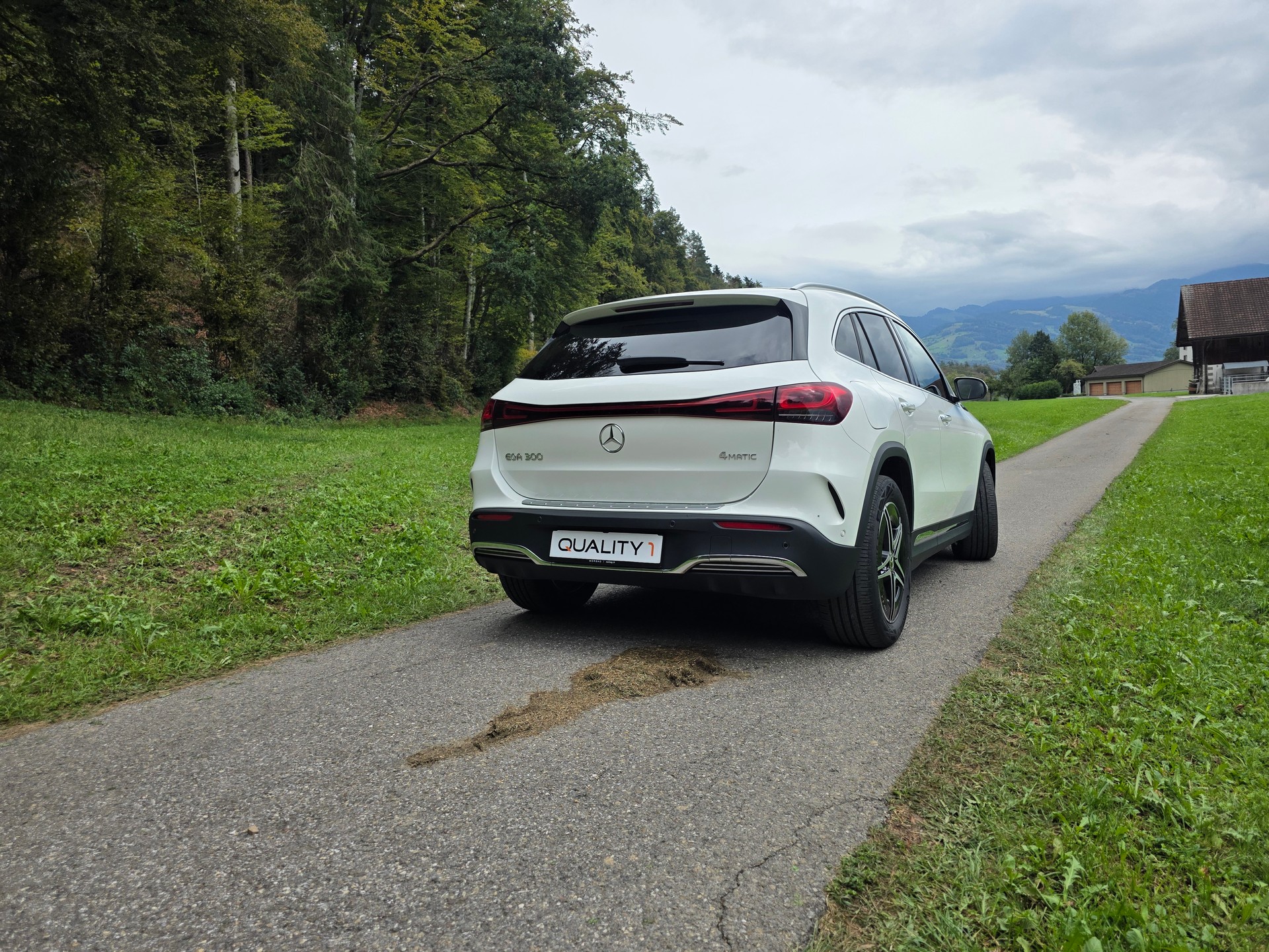 MERCEDES-BENZ EQA 300 AMG Line 4Matic-image-16