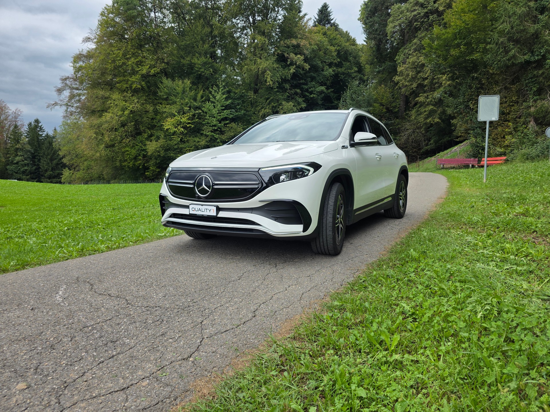 MERCEDES-BENZ EQA 300 AMG Line 4Matic-showroom-element-3