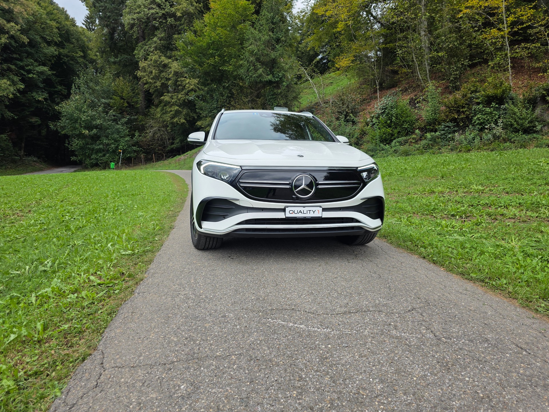 MERCEDES-BENZ EQA 300 AMG Line 4Matic-showroom-element-1
