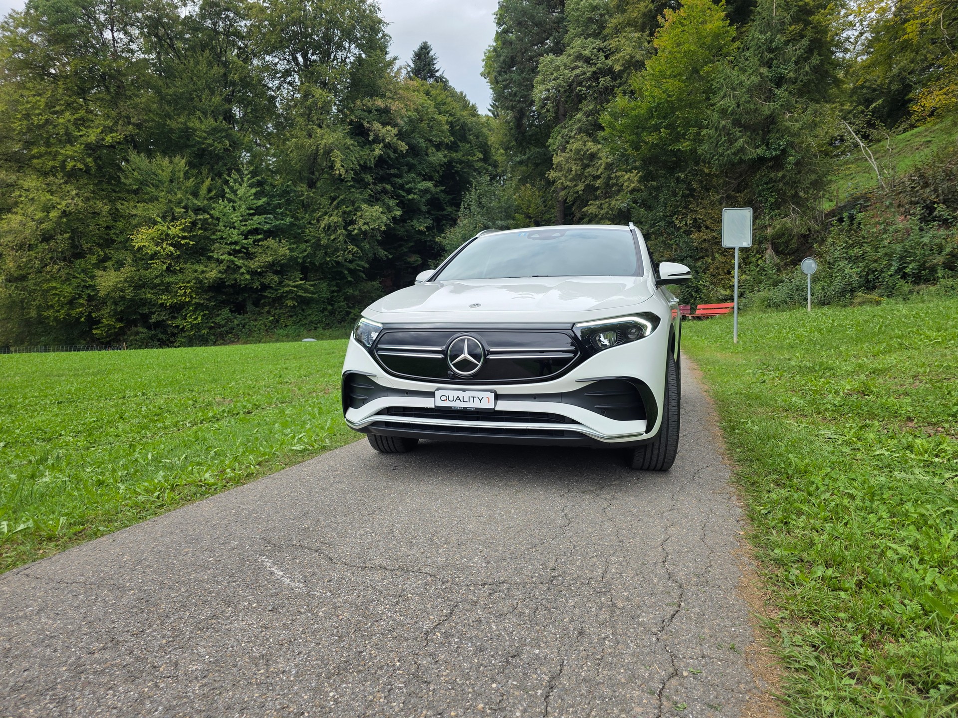MERCEDES-BENZ EQA 300 AMG Line 4Matic-showroom-element-2