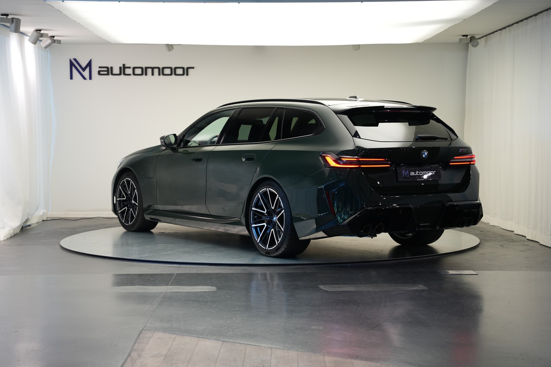BMW M5 xDrive Touring *Brewster Green* *Keramik* *Pano* *Iconic Glow*-image-6