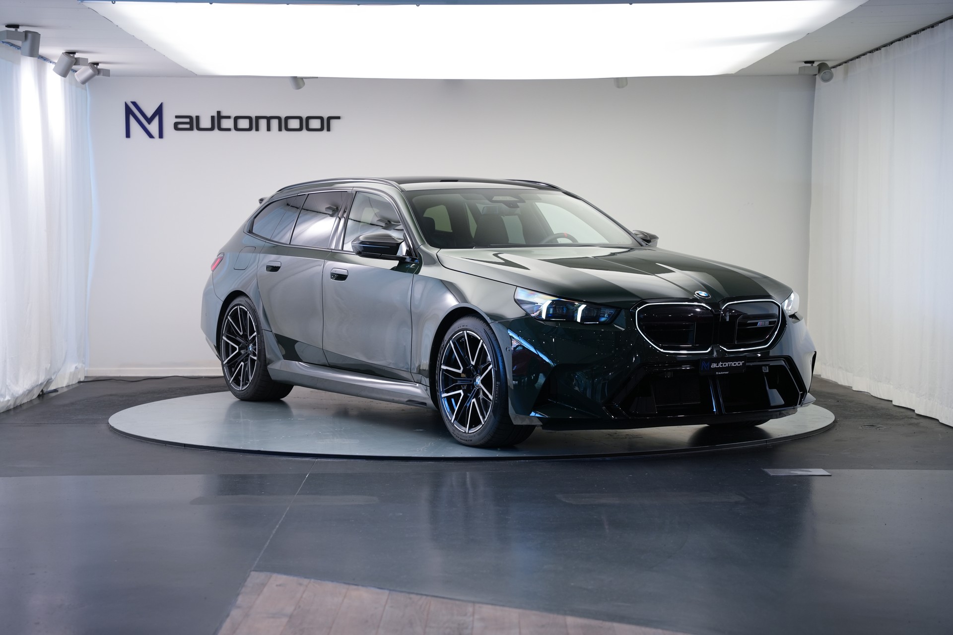 BMW M5 xDrive Touring *Brewster Green* *Keramik* *Pano* *Iconic Glow*-showroom-element-2