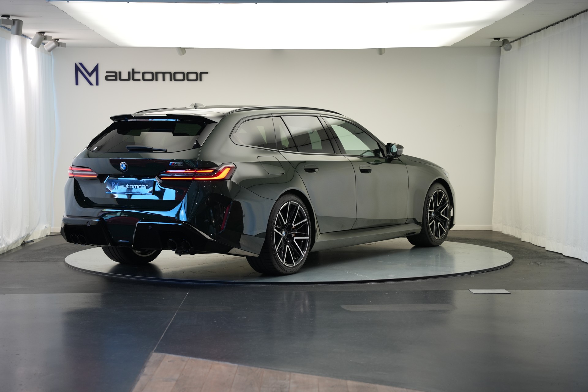 BMW M5 xDrive Touring *Brewster Green* *Keramik* *Pano* *Iconic Glow*-image-4