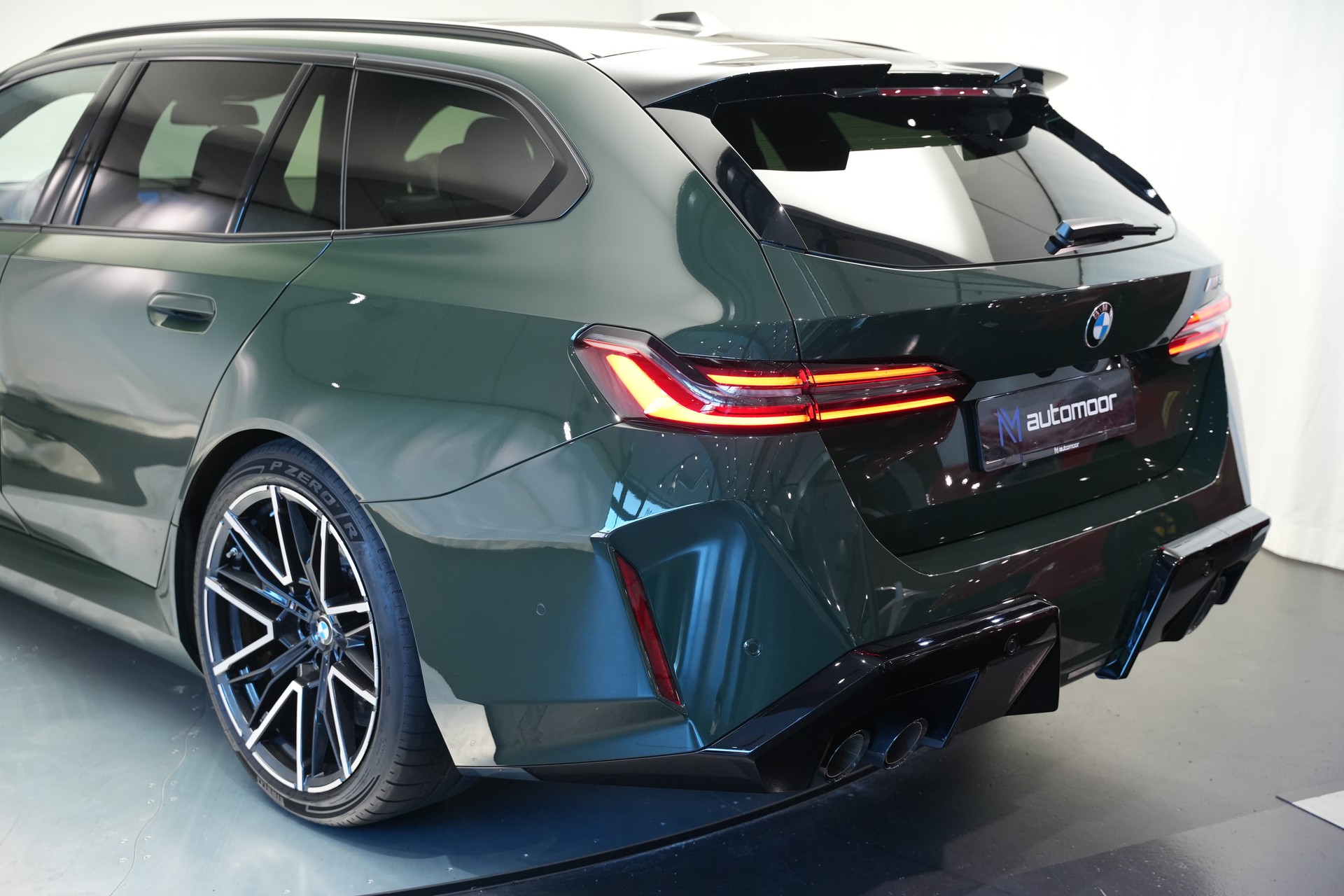 BMW M5 xDrive Touring *Brewster Green* *Keramik* *Pano* *Iconic Glow*-image-54