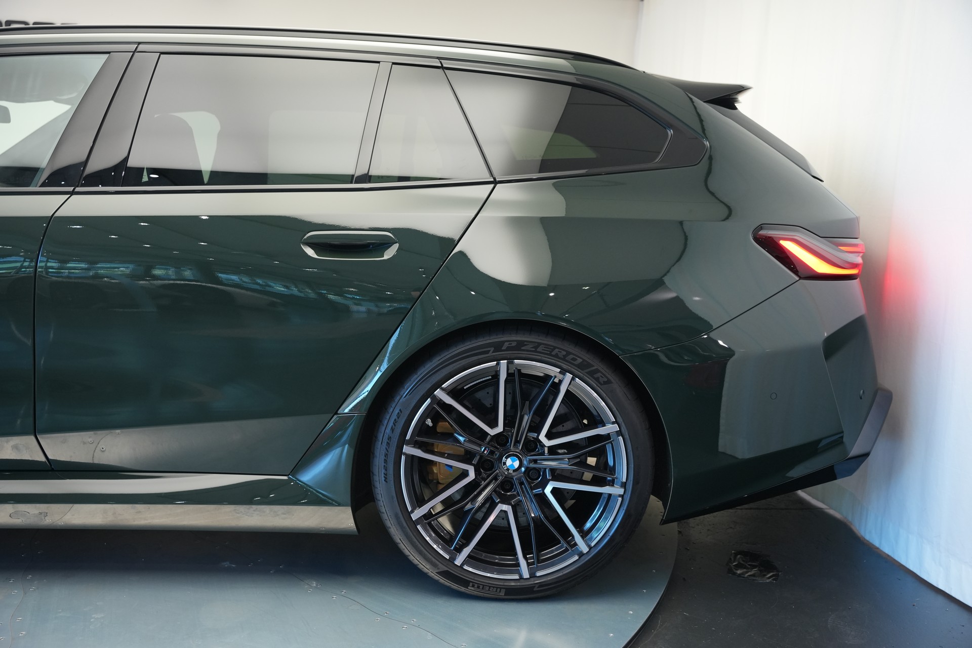 BMW M5 xDrive Touring *Brewster Green* *Keramik* *Pano* *Iconic Glow*-image-56