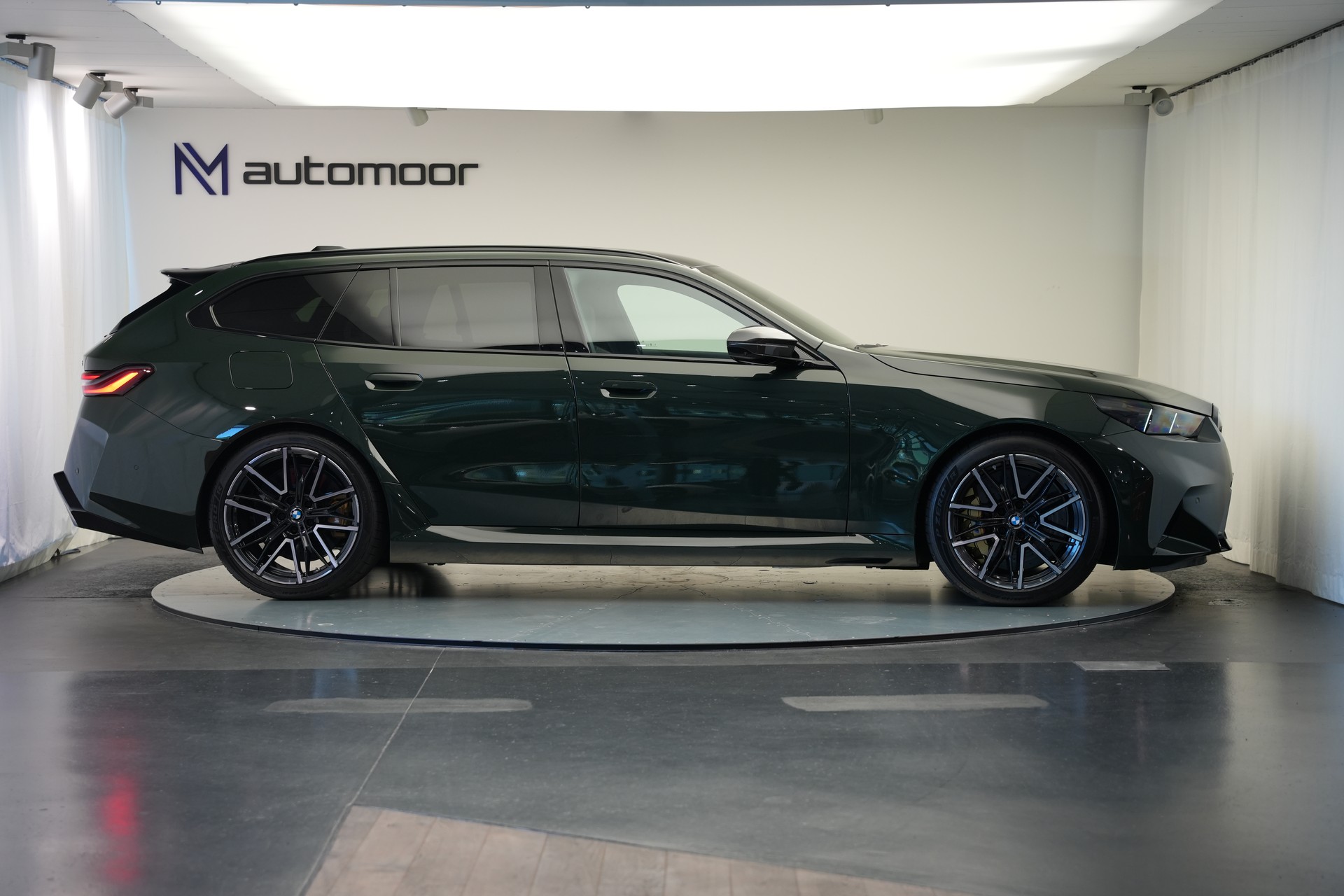BMW M5 xDrive Touring *Brewster Green* *Keramik* *Pano* *Iconic Glow*-image-3