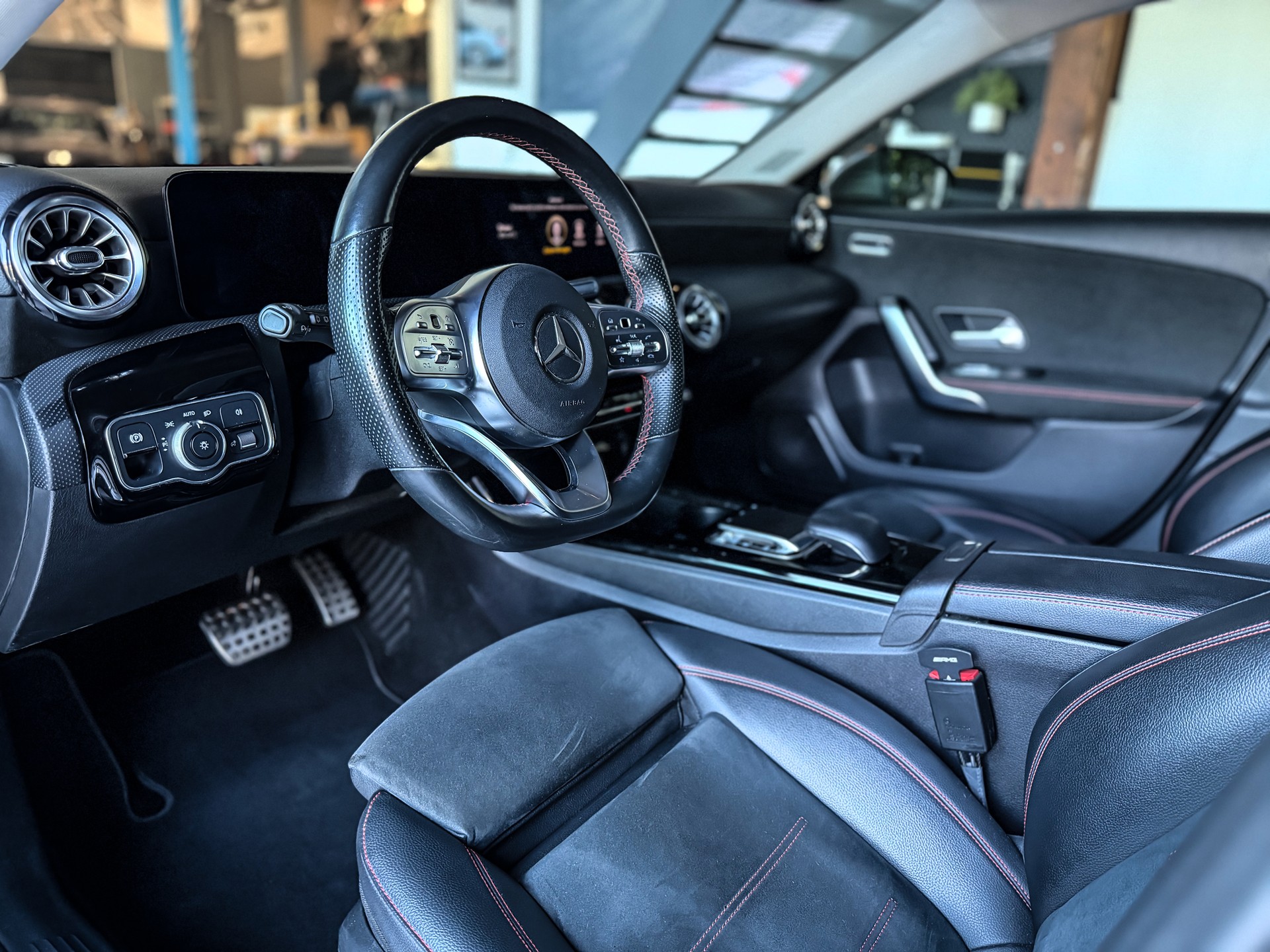 MERCEDES-BENZ A 250 AMG Line 7G-DCT-image-7