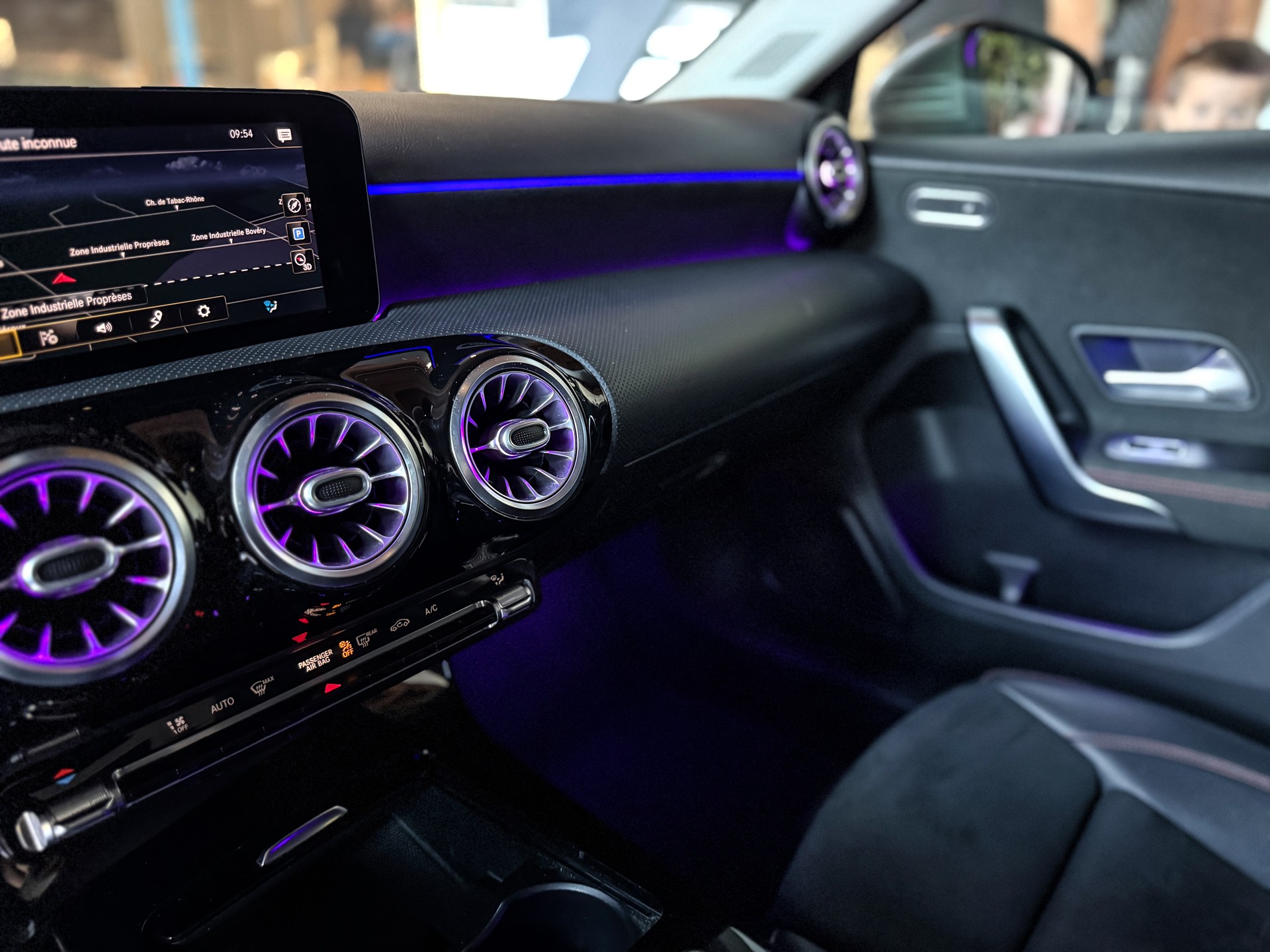 MERCEDES-BENZ A 250 AMG Line 7G-DCT-image-11