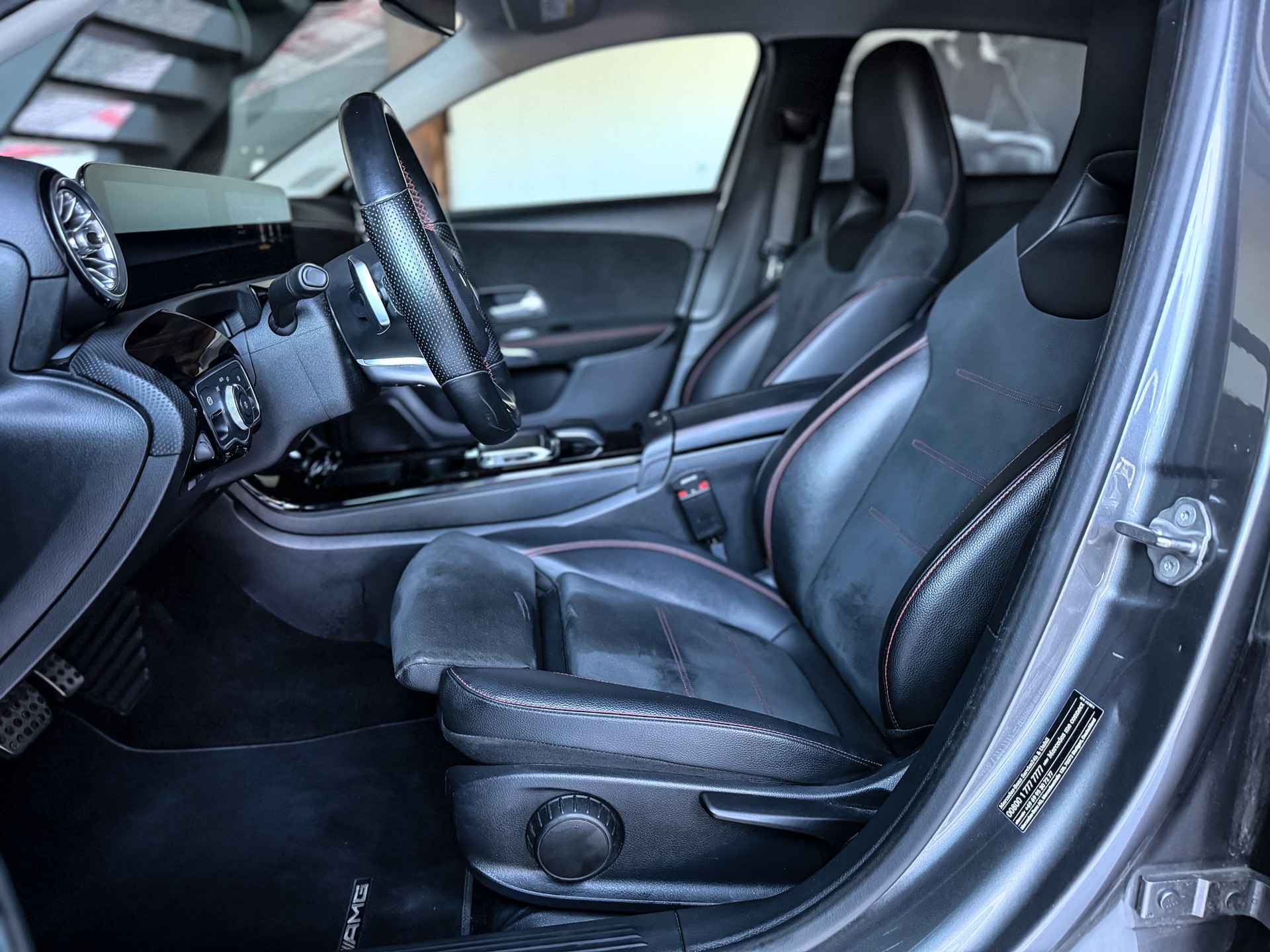 MERCEDES-BENZ A 250 AMG Line 7G-DCT-image-10