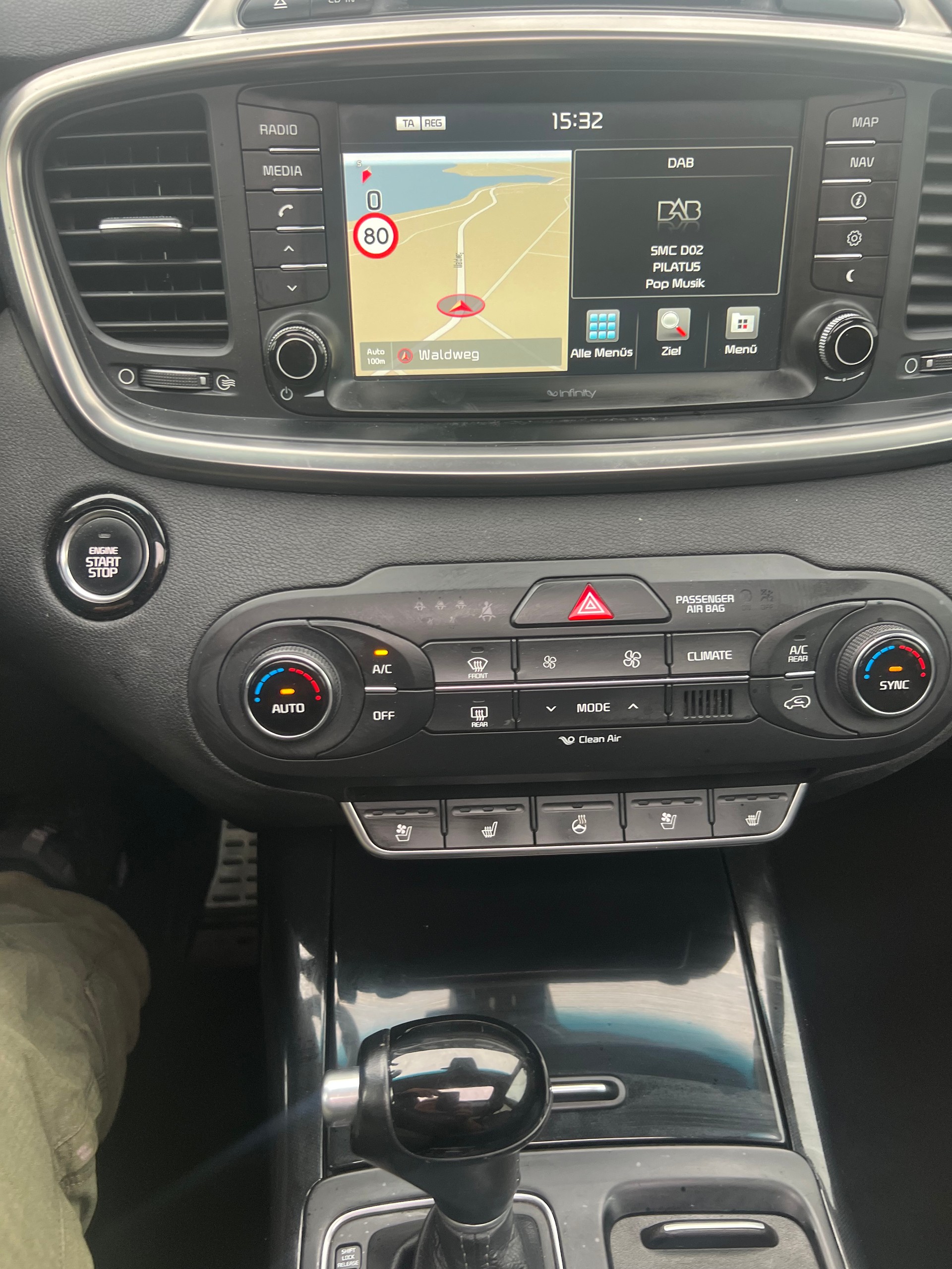 KIA Sorento 2.2 CRDI Style 7P. Automatic-image-11