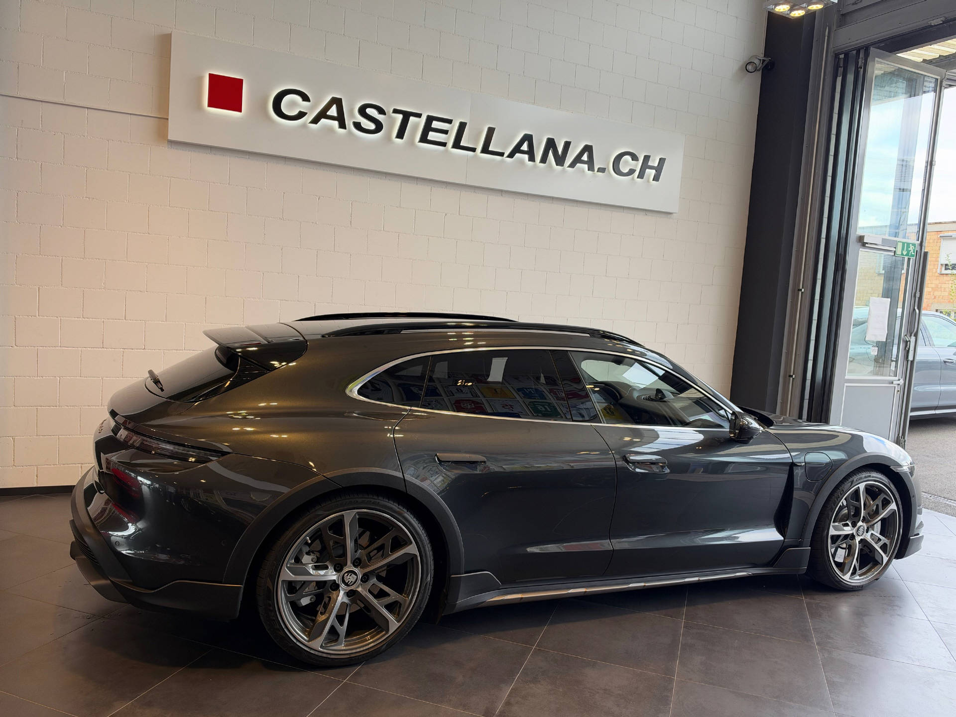 PORSCHE Taycan Cross Turismo Turbo-image-1