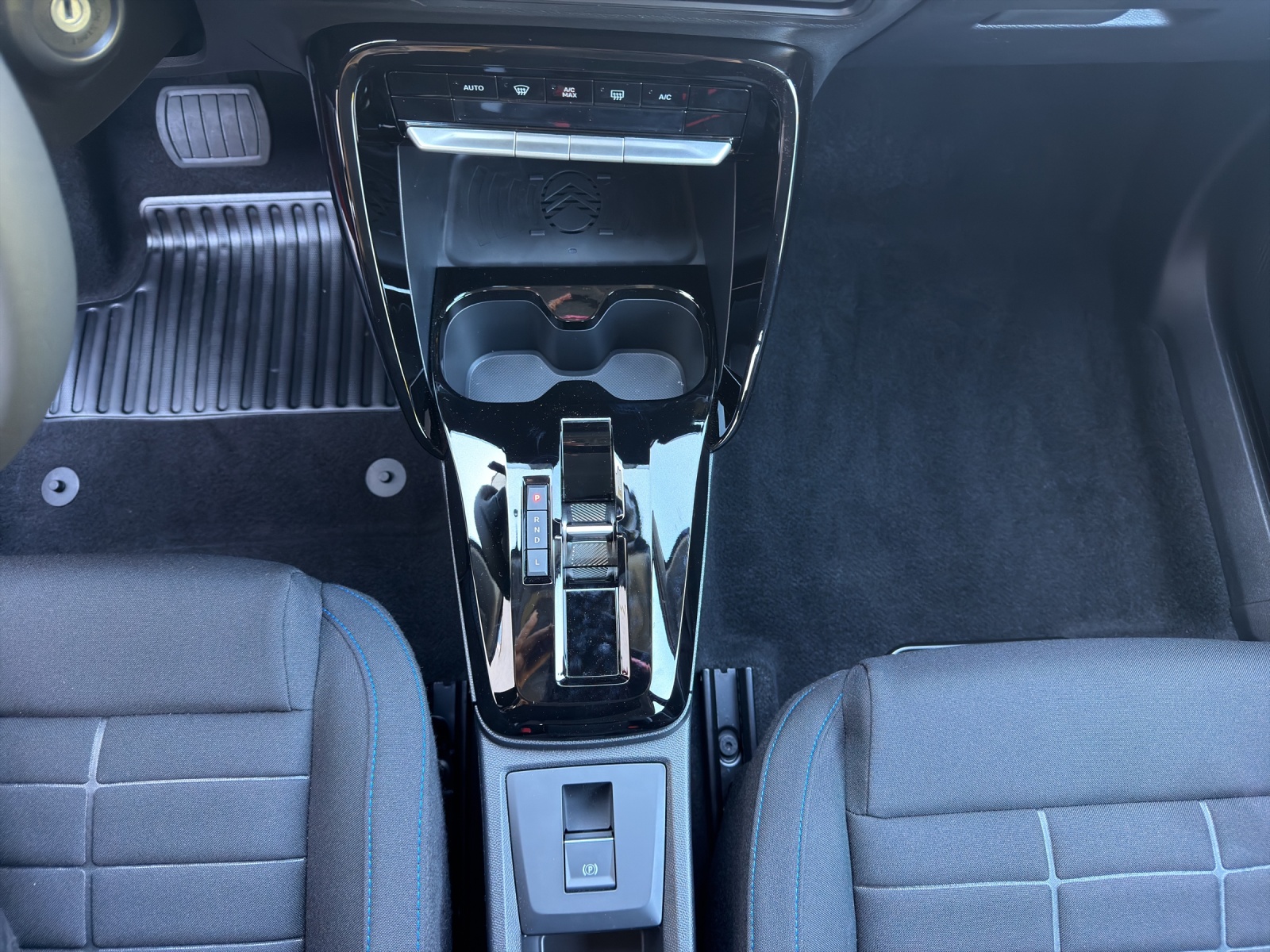 CITROEN Citroën C3 1.2 Hybrid Tonic+ / Sondermodell / aut.Klima / Navi / 8-Jahre We Care Garantie-image-8