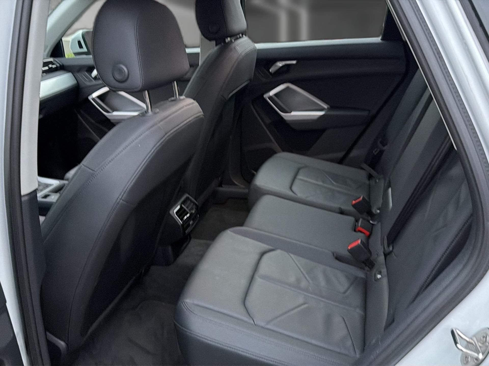 AUDI Q3 35 TFSI Attraction S-tronic-image-11